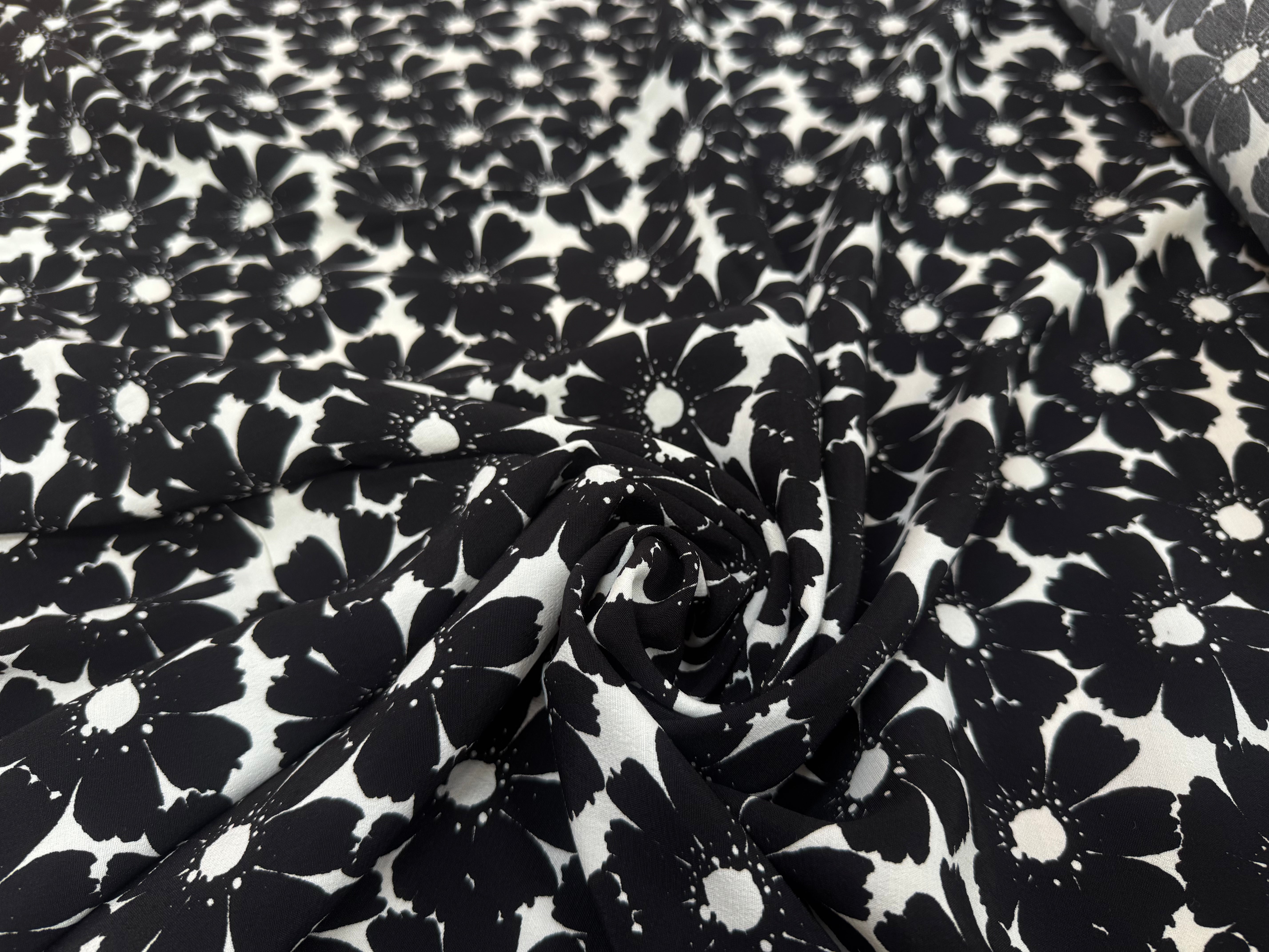 CREPE MAROCAIN VISCOSE FOND BLANC MOTIFS FLEURS DU BONHEUR JAPON NOIR - My Little Coupon