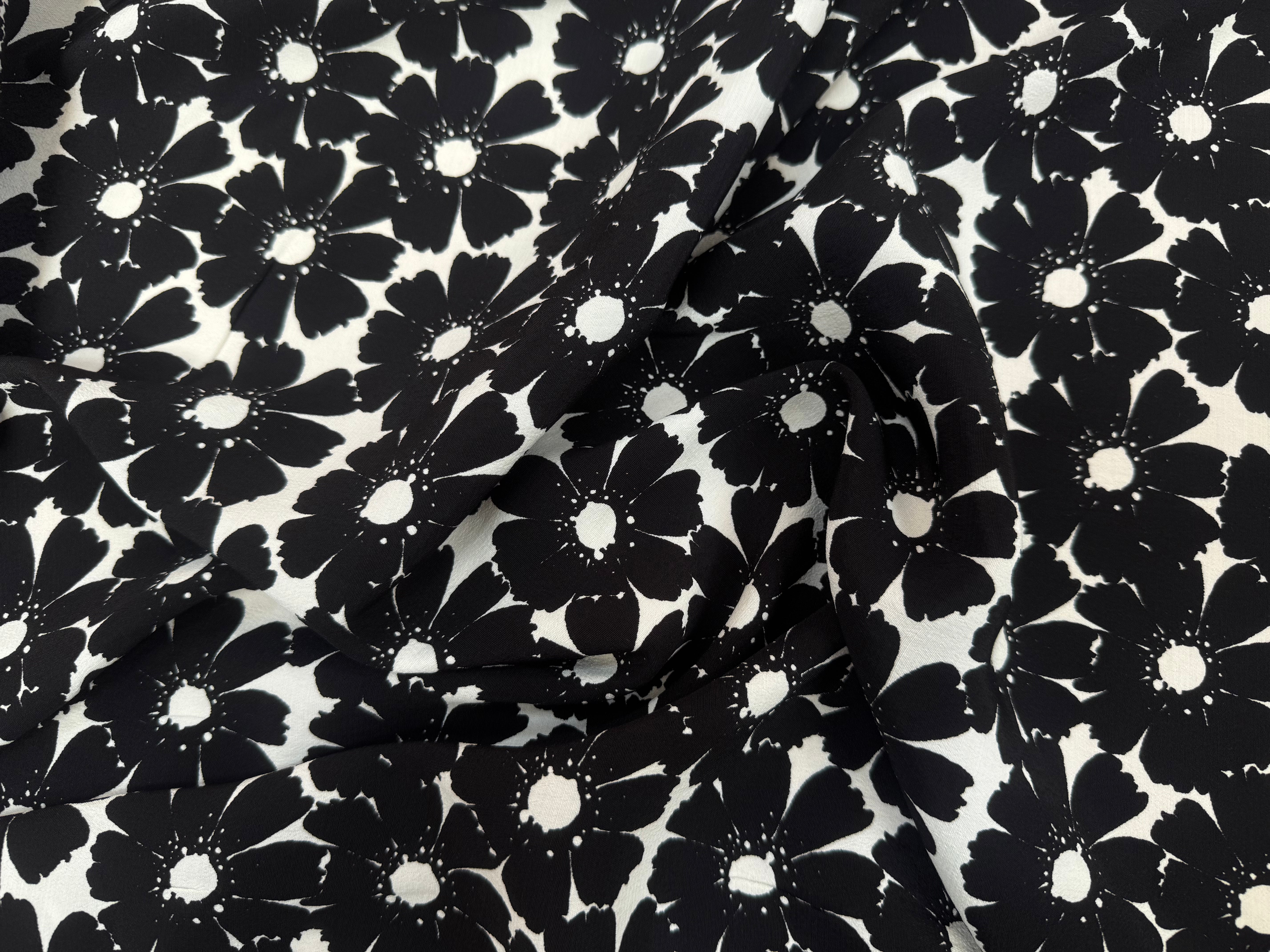 CREPE MAROCAIN VISCOSE FOND BLANC MOTIFS FLEURS DU BONHEUR JAPON NOIR - My Little Coupon