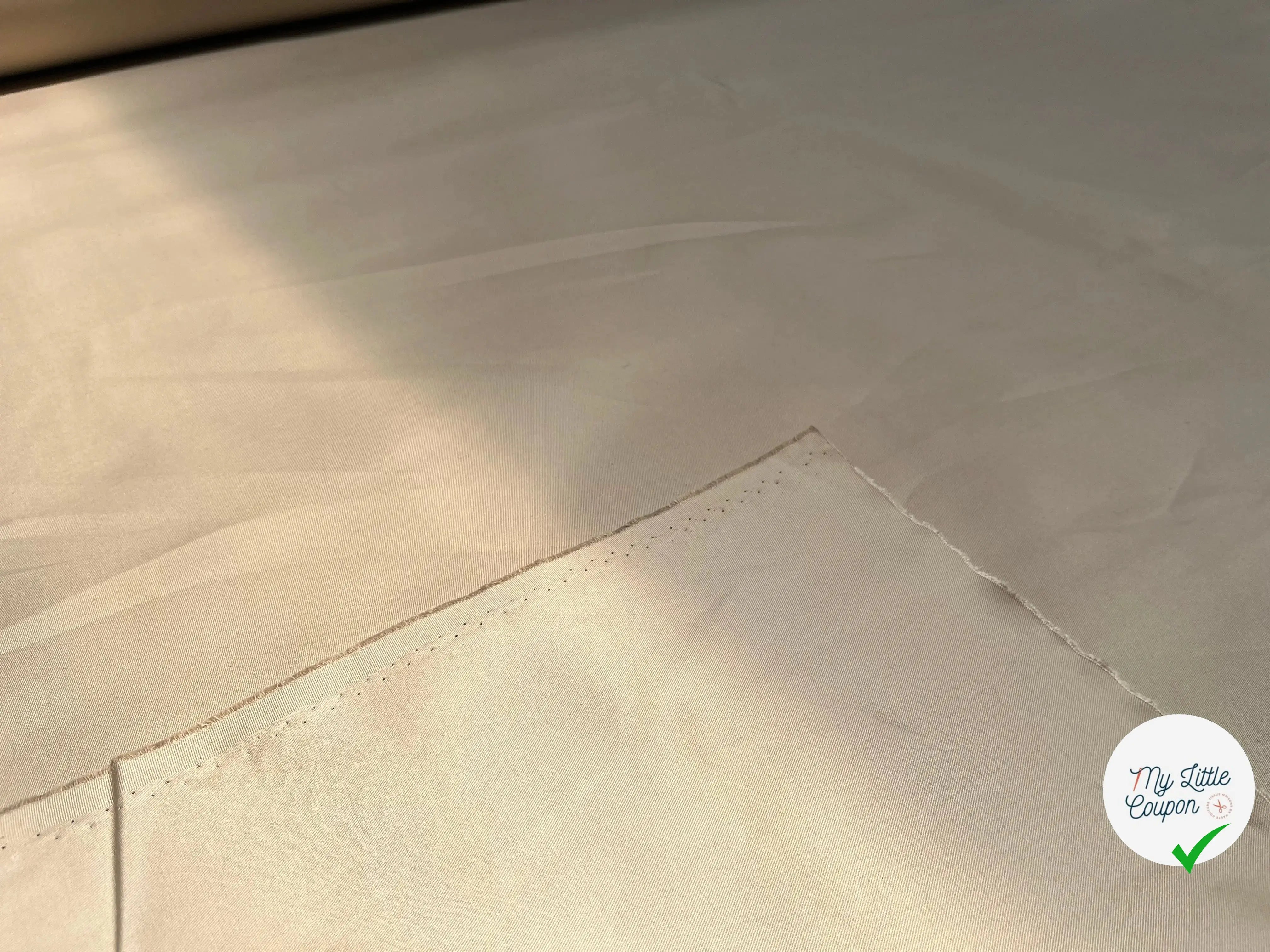 GABARDINE UNI BEIGE LEGEREMENT SATINÉ - My Little Coupon