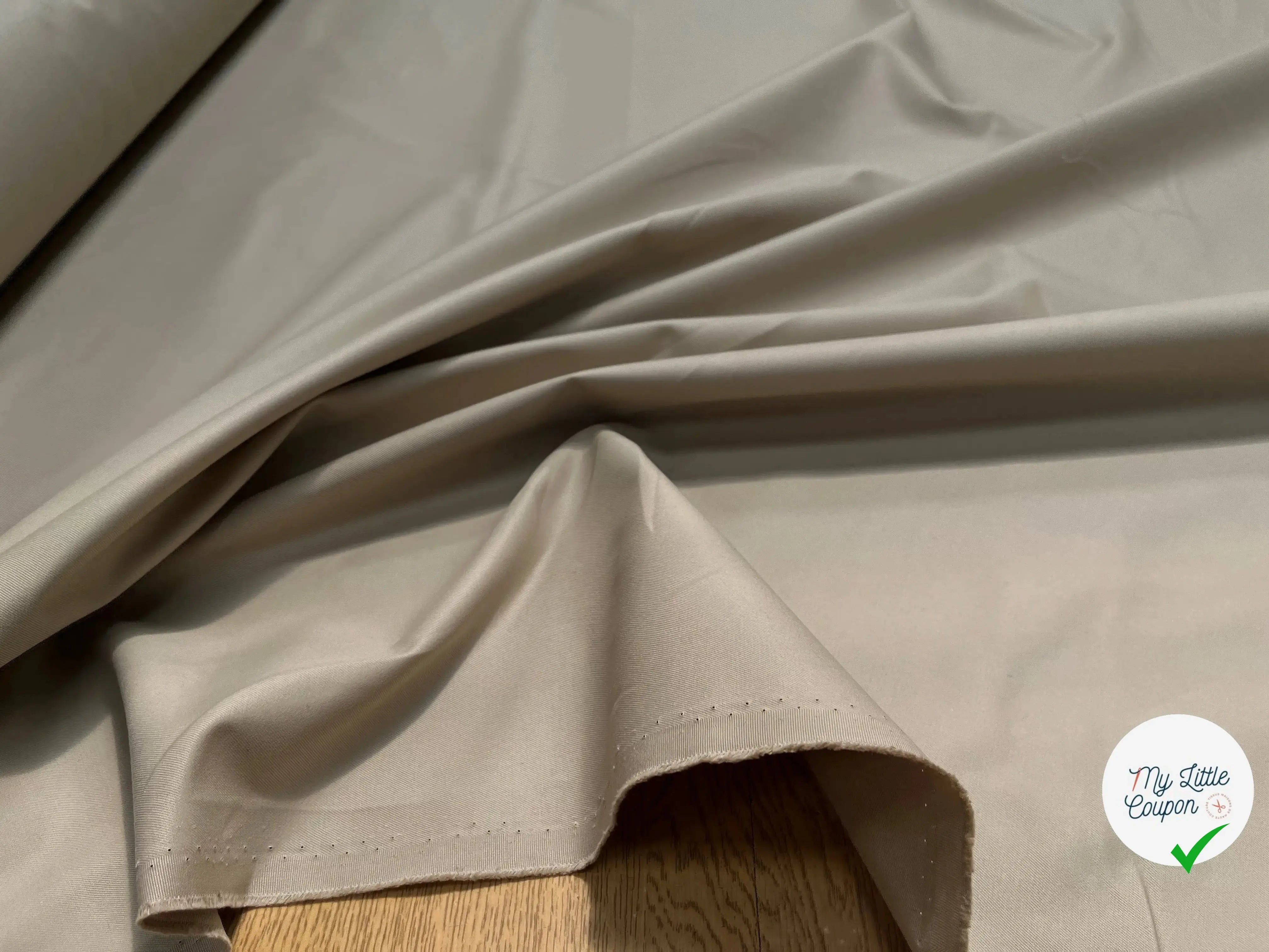 GABARDINE UNI BEIGE LEGEREMENT SATINÉ - My Little Coupon