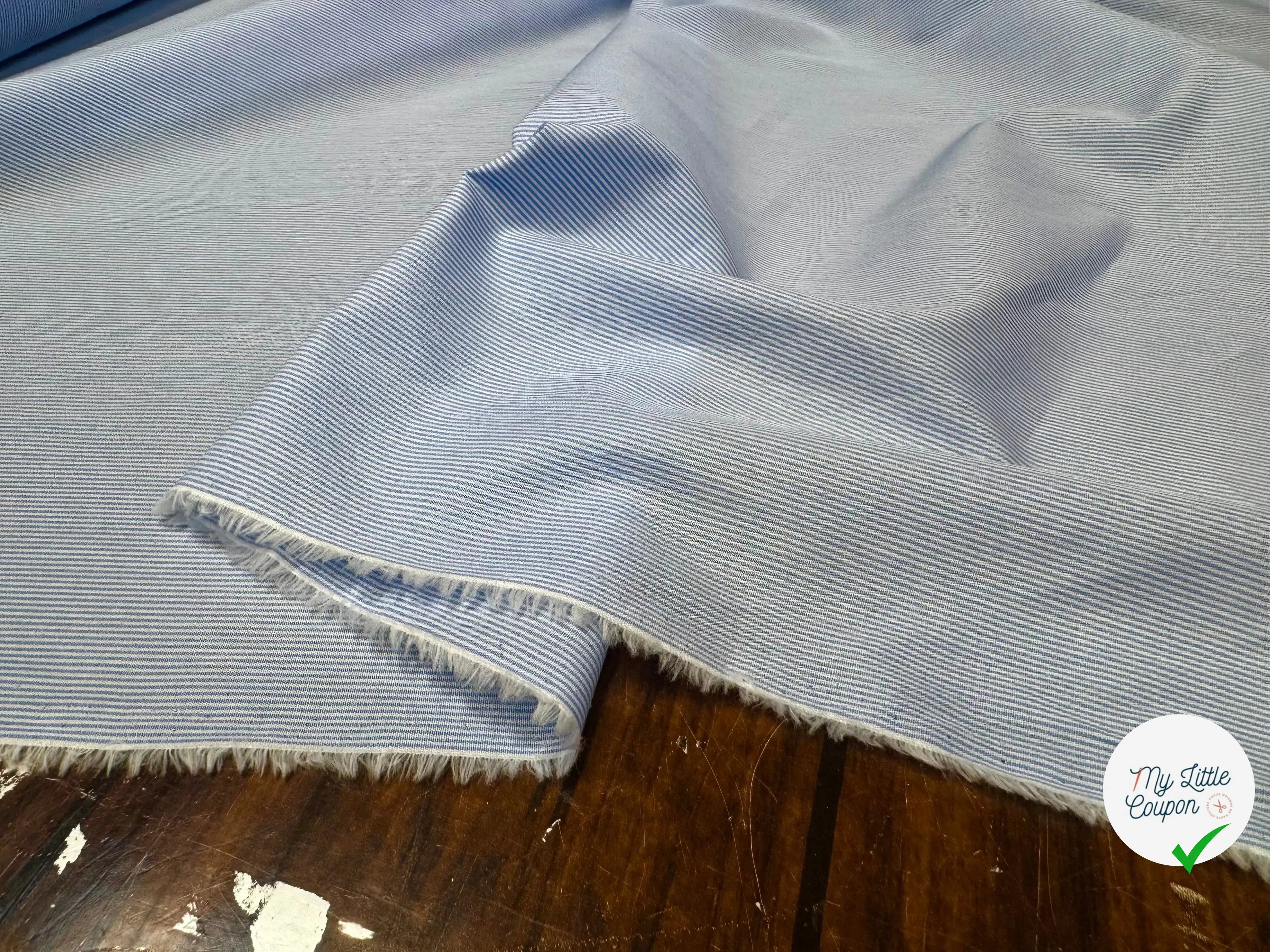 POPELINE DE COTON A 100% COTON A RAYURES BLANCHE ET BLEU CIEL - My Little Coupon