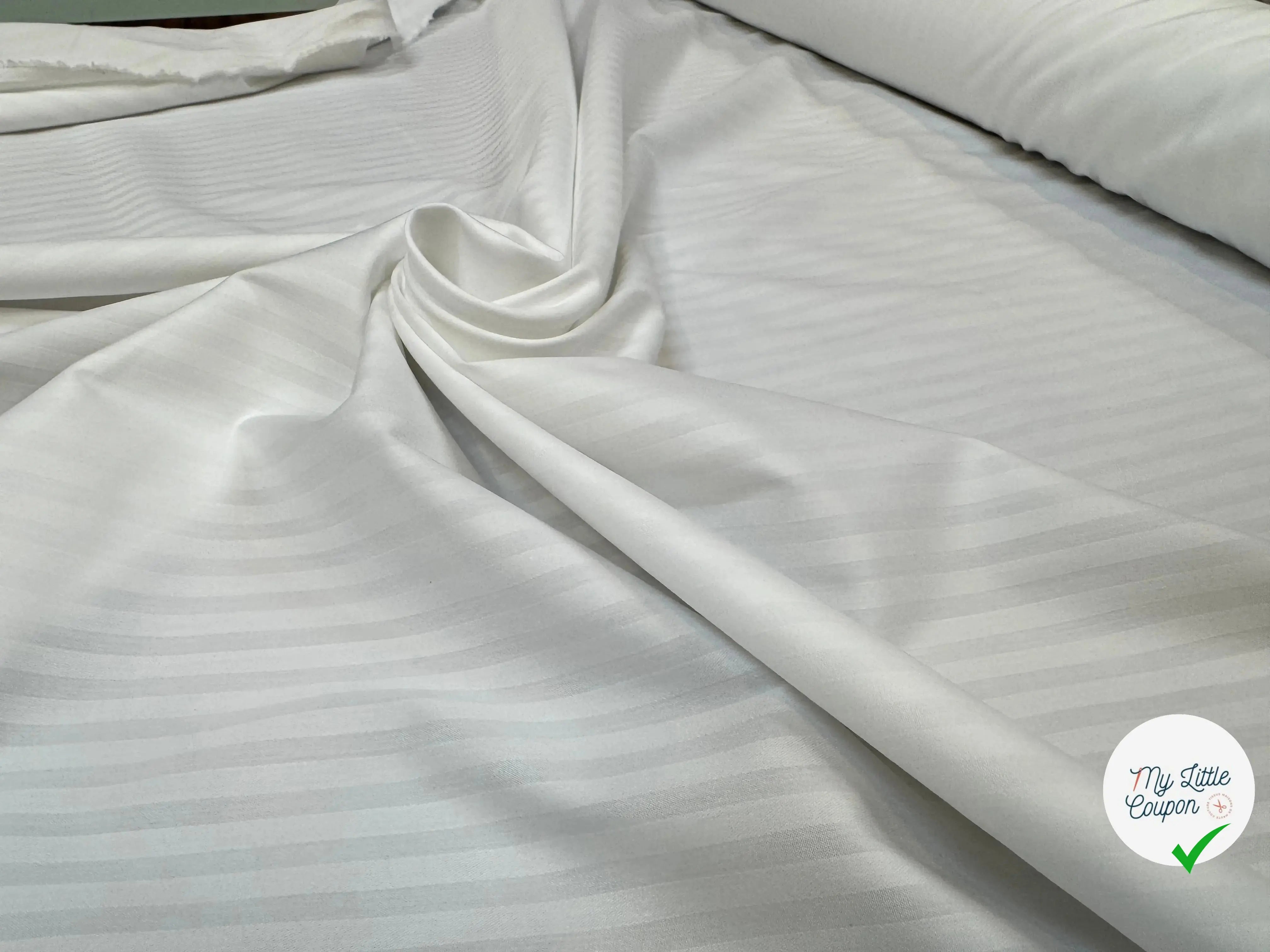 TISSU BLANC A RAYURES BLANCHES SATINÉS RÉGULIÈRES (EFFET MARINIÈRE) - My Little Coupon