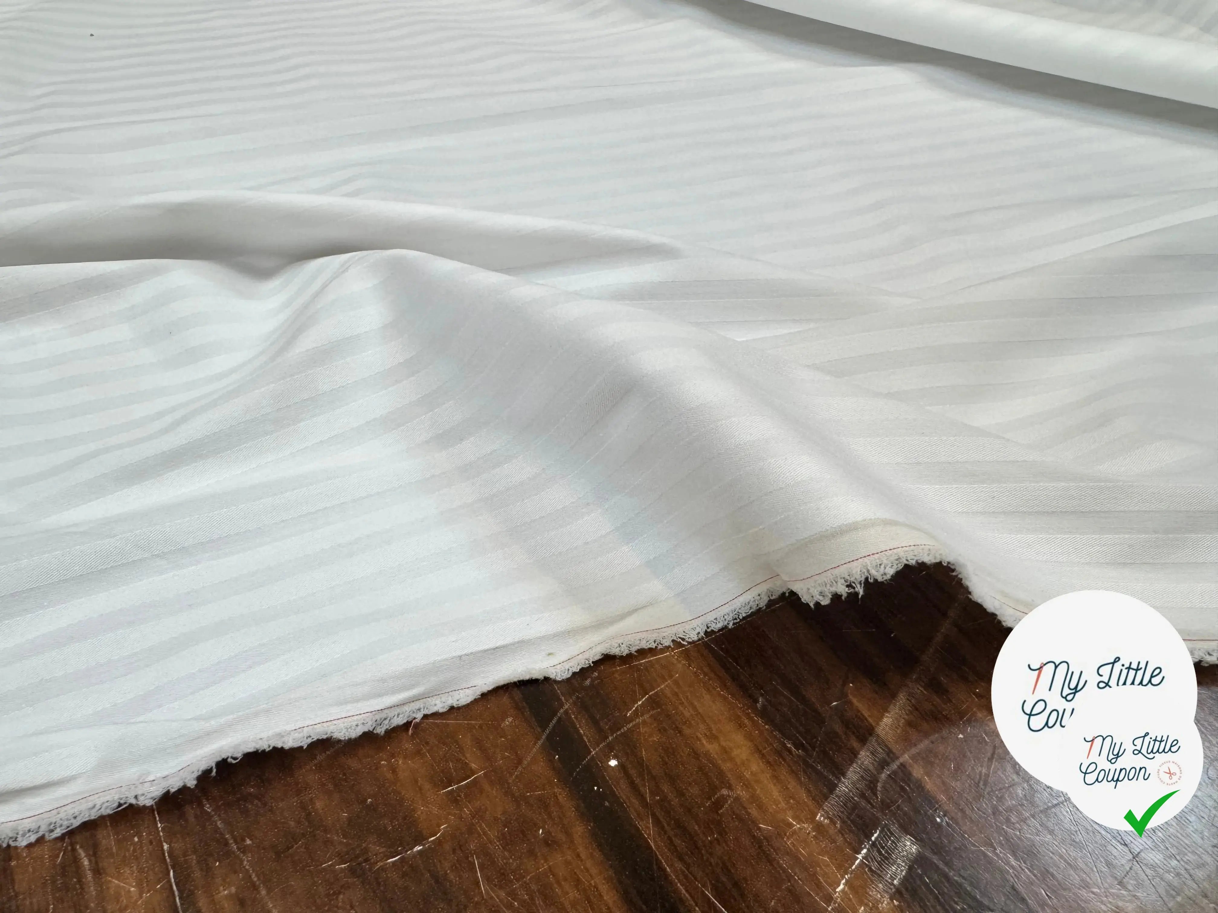 TISSU BLANC A RAYURES BLANCHES SATINÉS RÉGULIÈRES (EFFET MARINIÈRE) - My Little Coupon