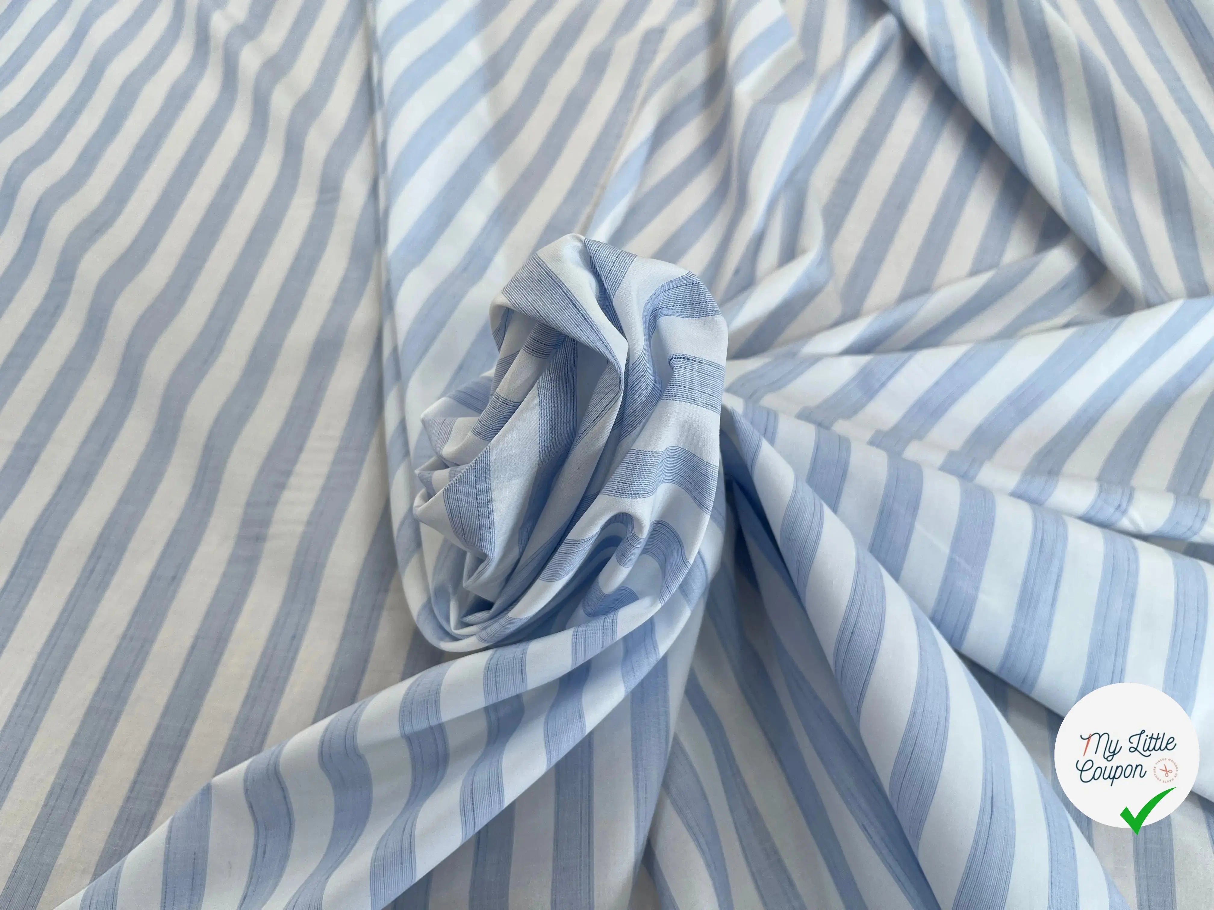 TISSU COTONLIN À GROSSE RAYURE BLEU CIEL BLANC - My Little Coupon