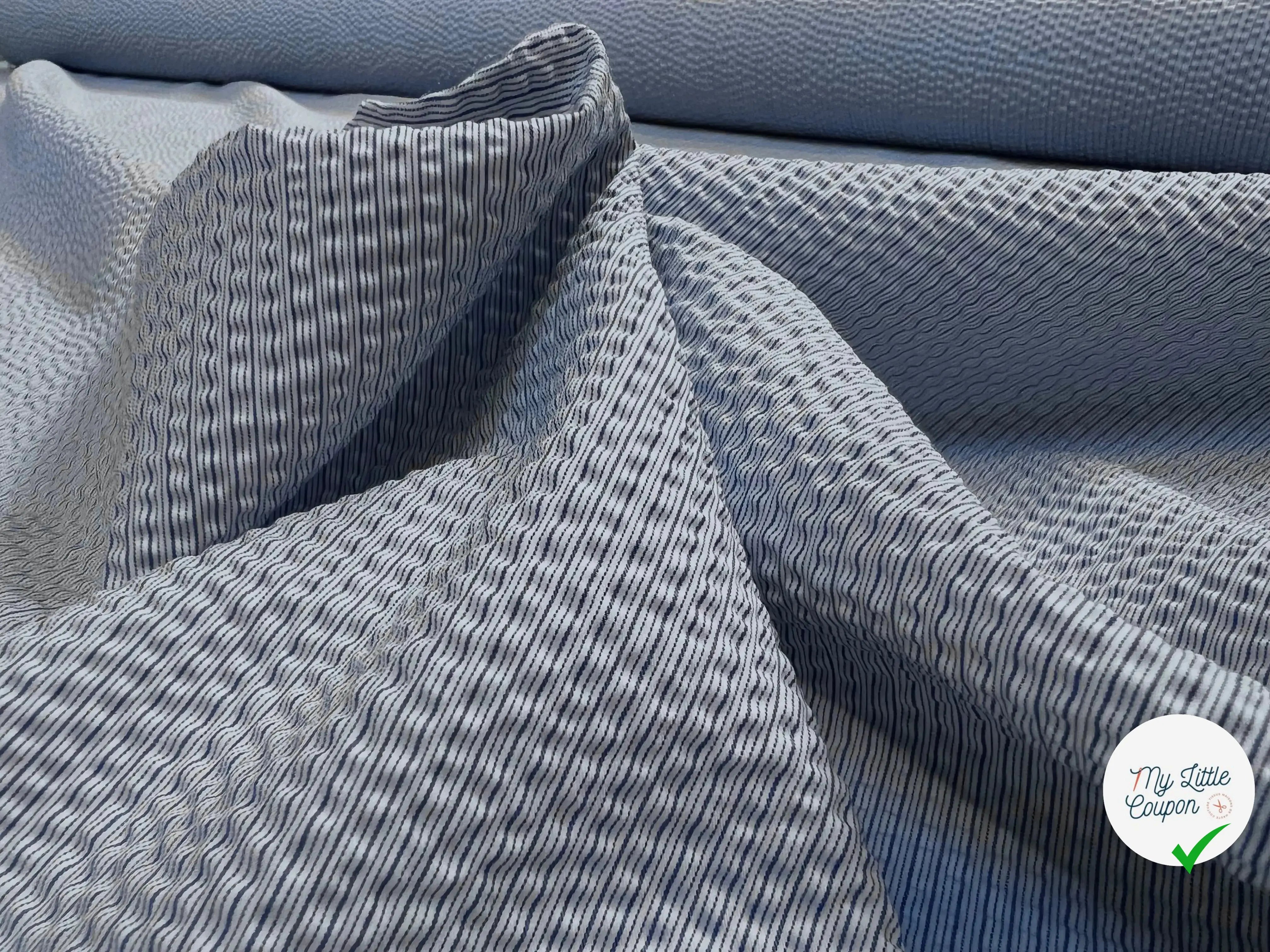 TISSU GAUFRÉ À PETITES RAYURES BLEU CIEL - My Little Coupon