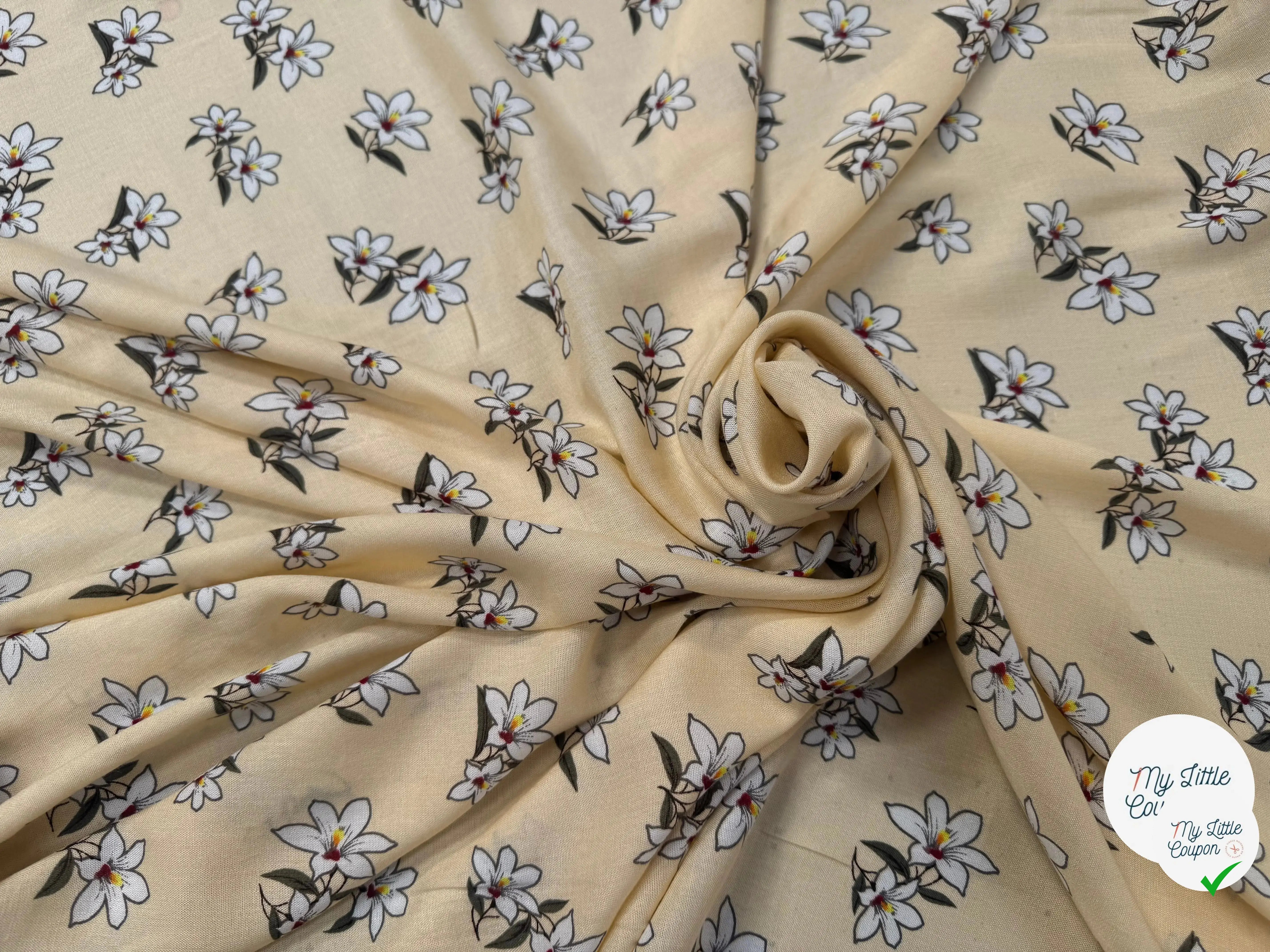 VISCOSE À MOTIF D'HIBISCUS À FOND BEIGE - My Little Coupon