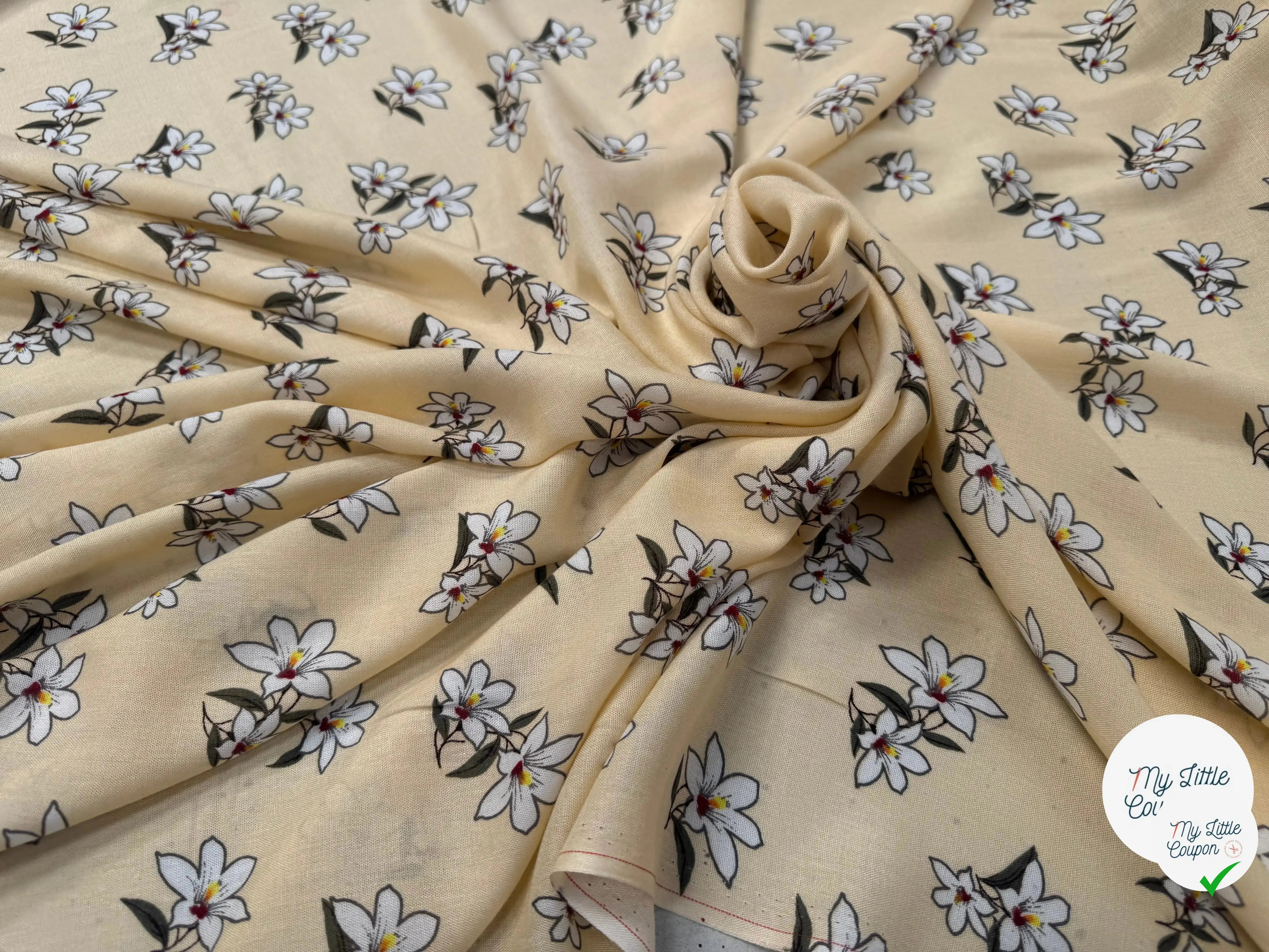 VISCOSE À MOTIF D'HIBISCUS À FOND BEIGE - My Little Coupon