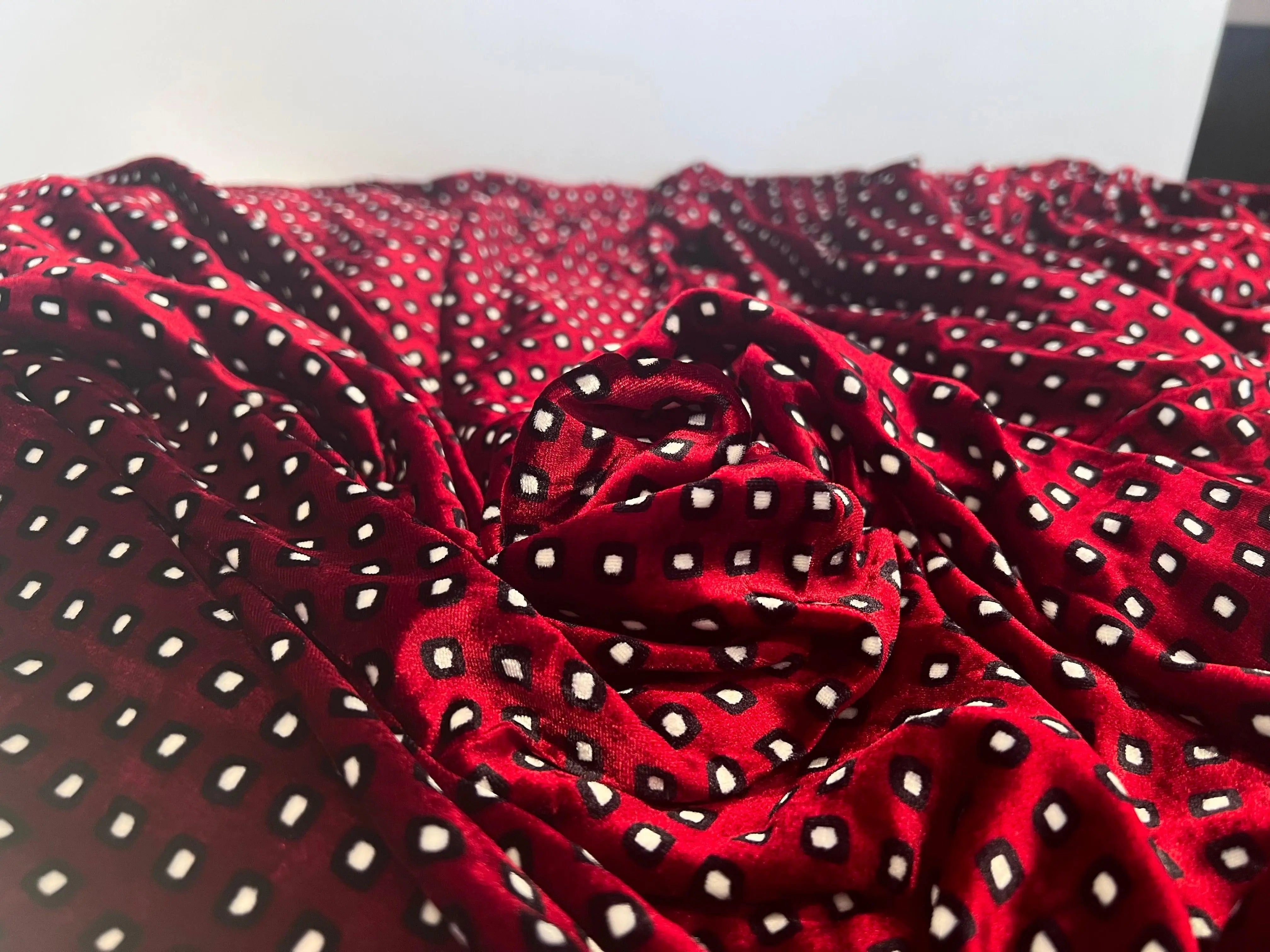 VELOURS LISSE FOND ROUGE PETITS MOTIFS 18% SOIE - coupon de 3 mètres - My Little Coupon - tissu - coudre