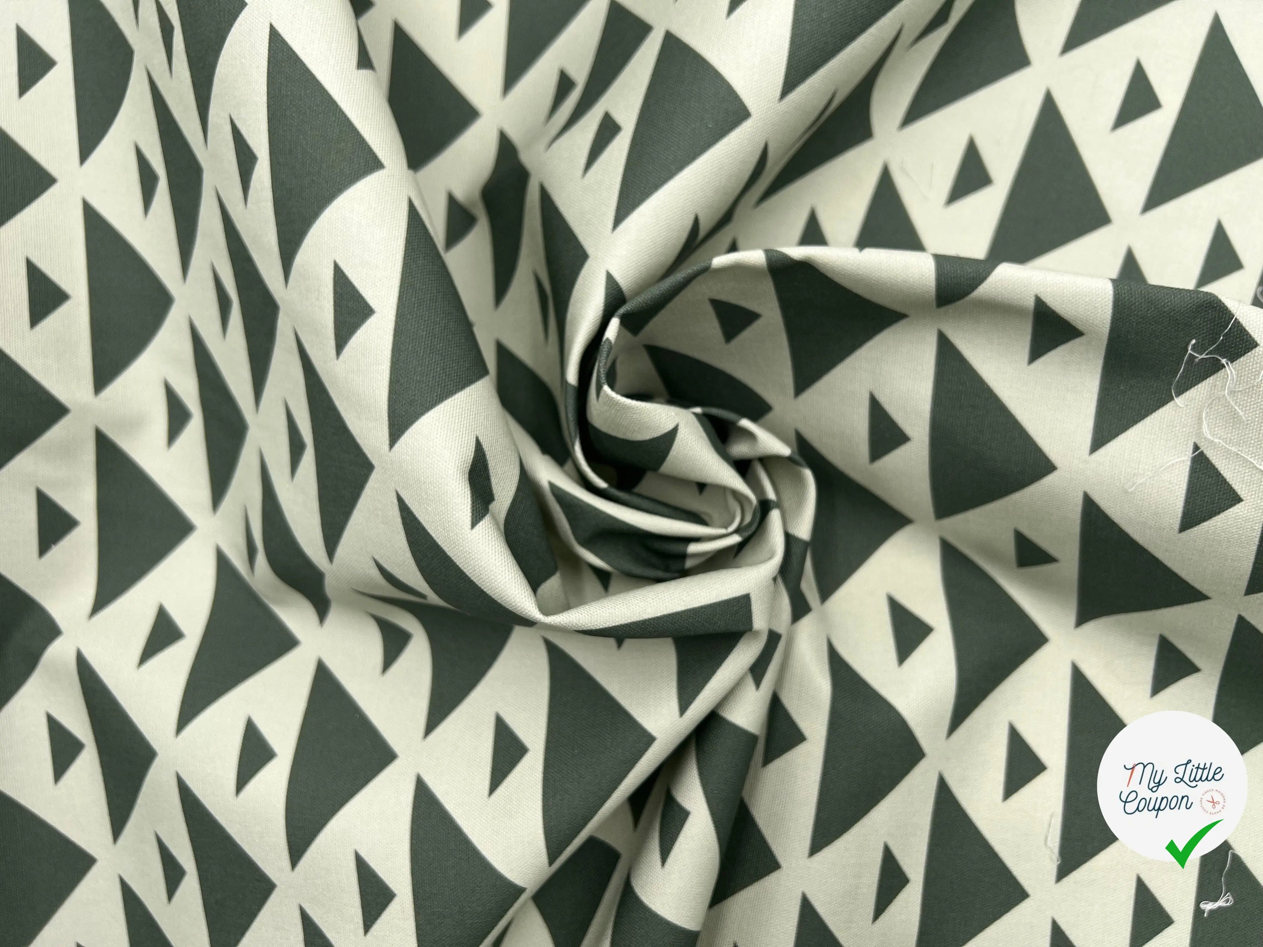 BACHETTE DE COTON IMPRIMÉE POLYGONES BICOLORES VERT - My Little Coupon - tissu - coudre