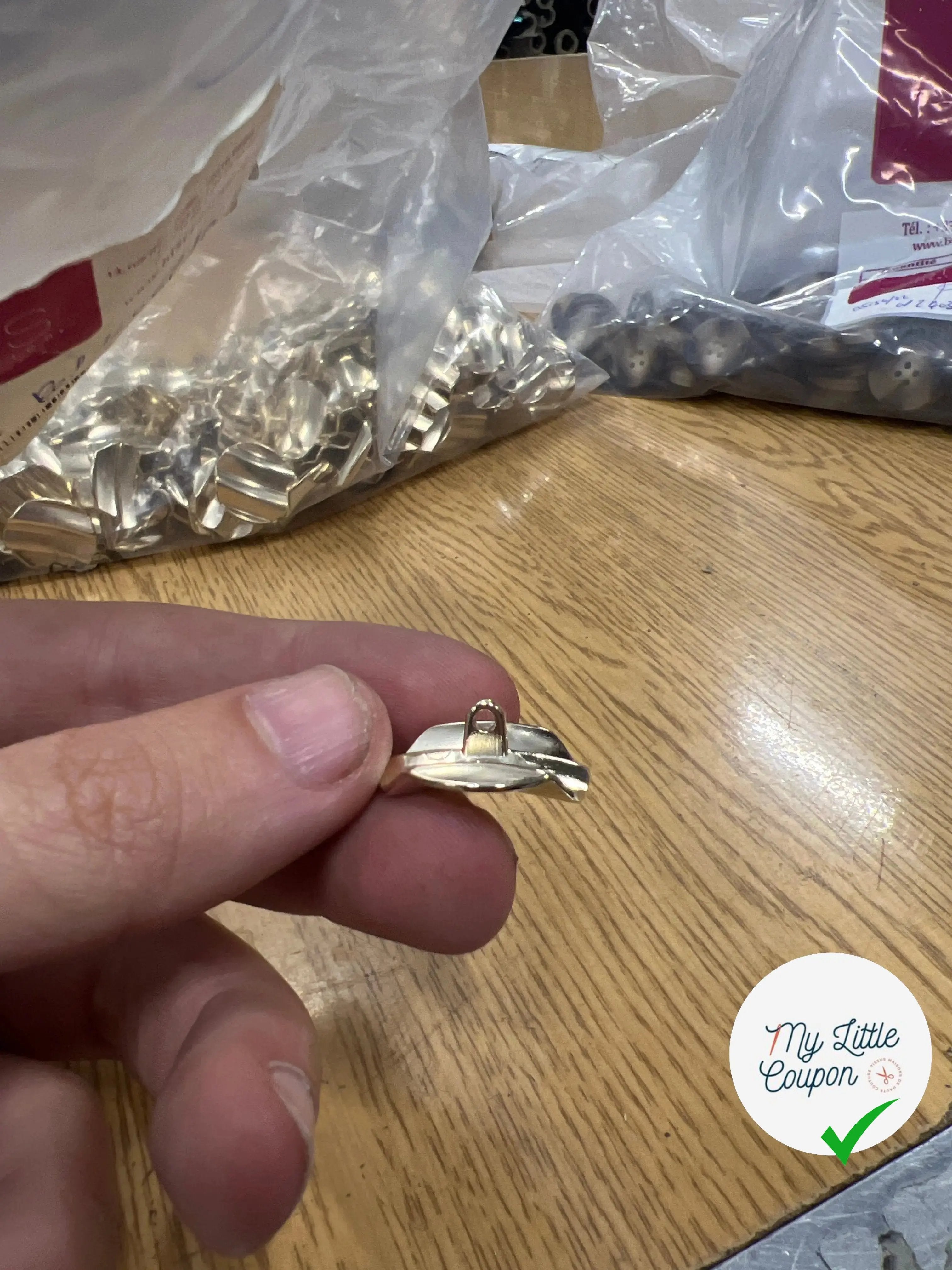BOUTON MÉTAL GAUFFRÉ - My Little Coupon