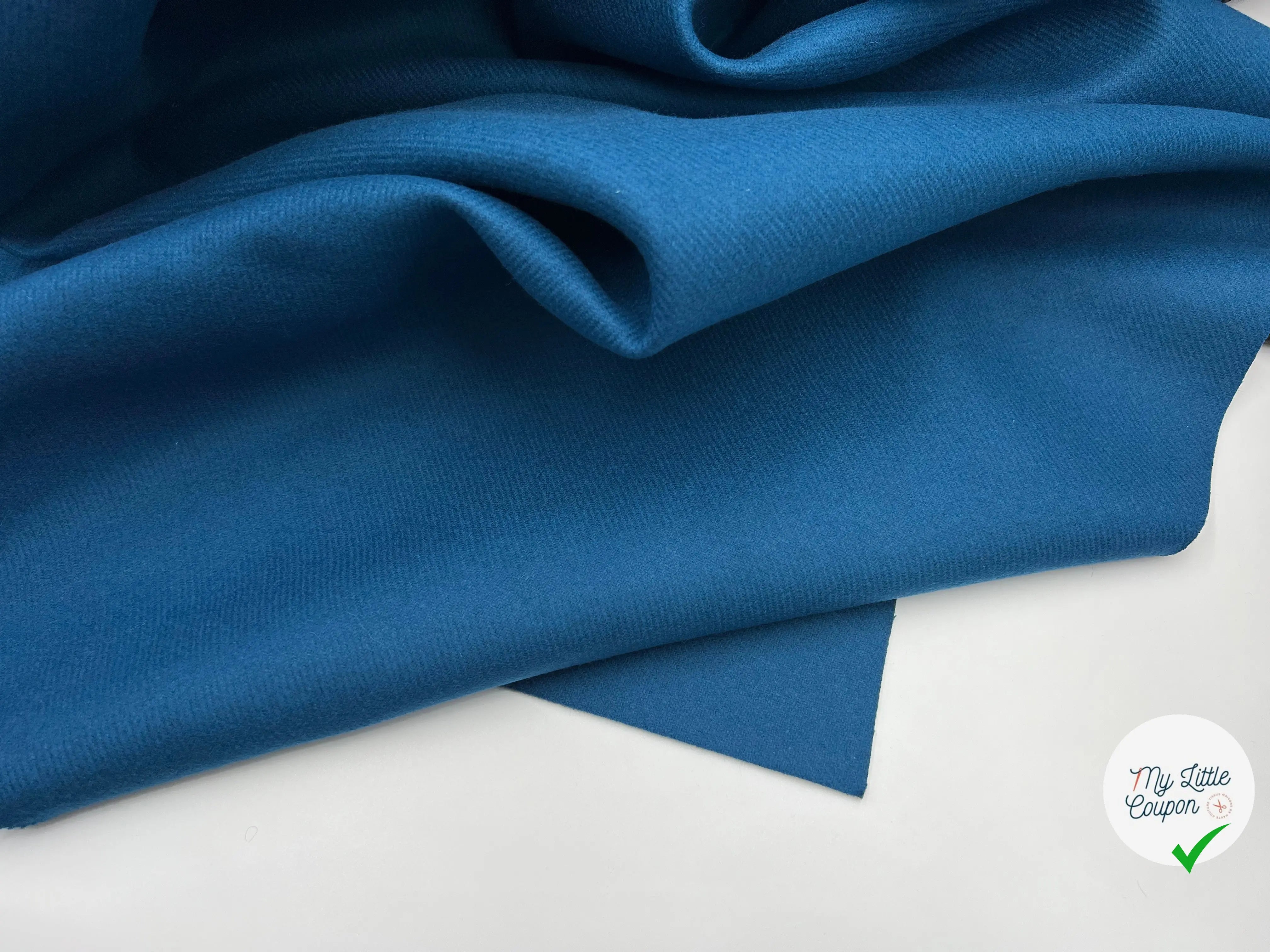 CABAN STRIÉ BLEU VERT CONTRECOLLÉ JERSEY NOIR - My Little Coupon - tissu - coudre