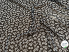 CHIFFON IMPRIMÉ CHIC MOTIFS FLORAUX BLANC SUR FOND NOIR - My Little Coupon