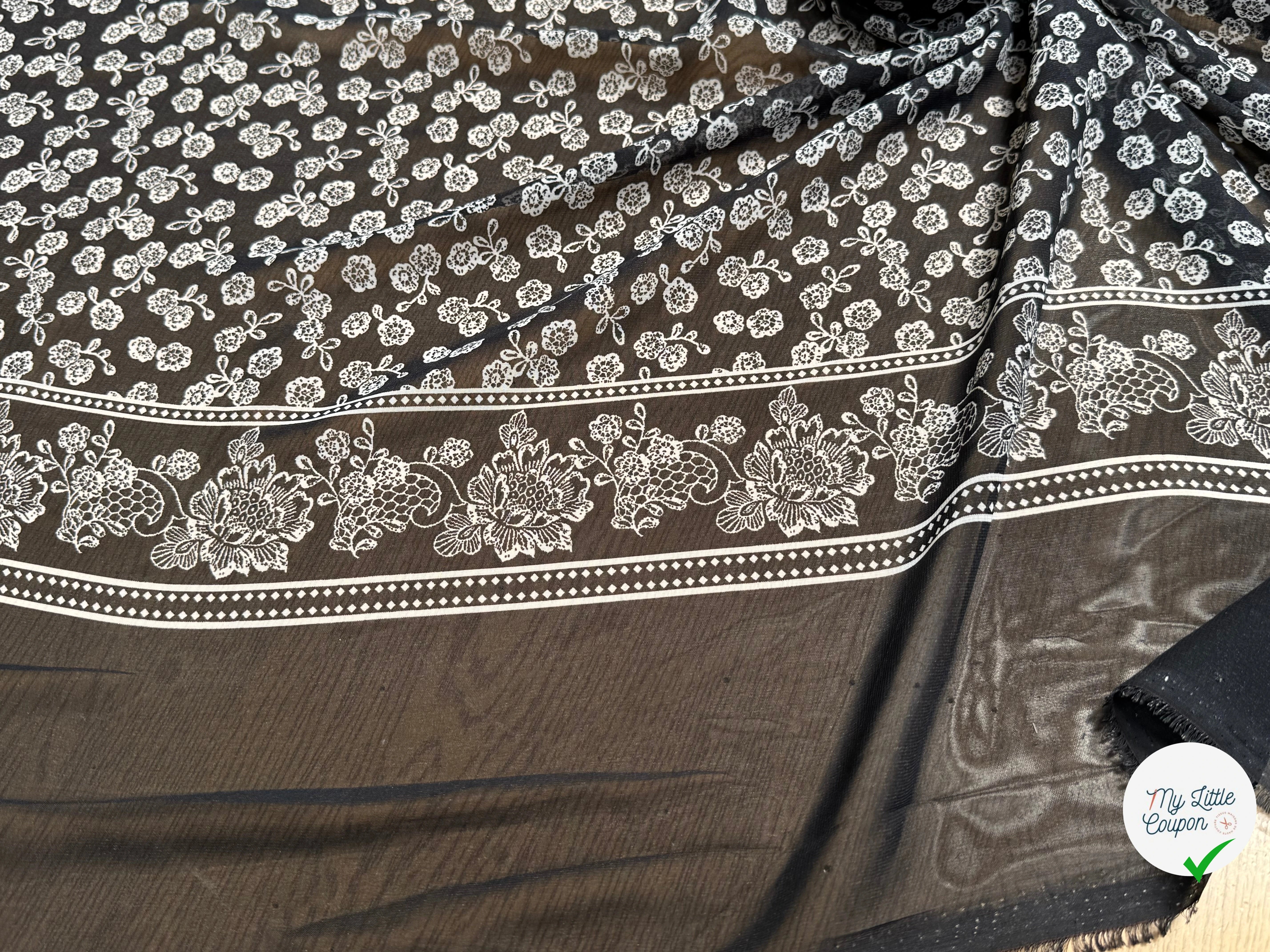 CHIFFON IMPRIMÉ CHIC MOTIFS FLORAUX BLANC SUR FOND NOIR - My Little Coupon