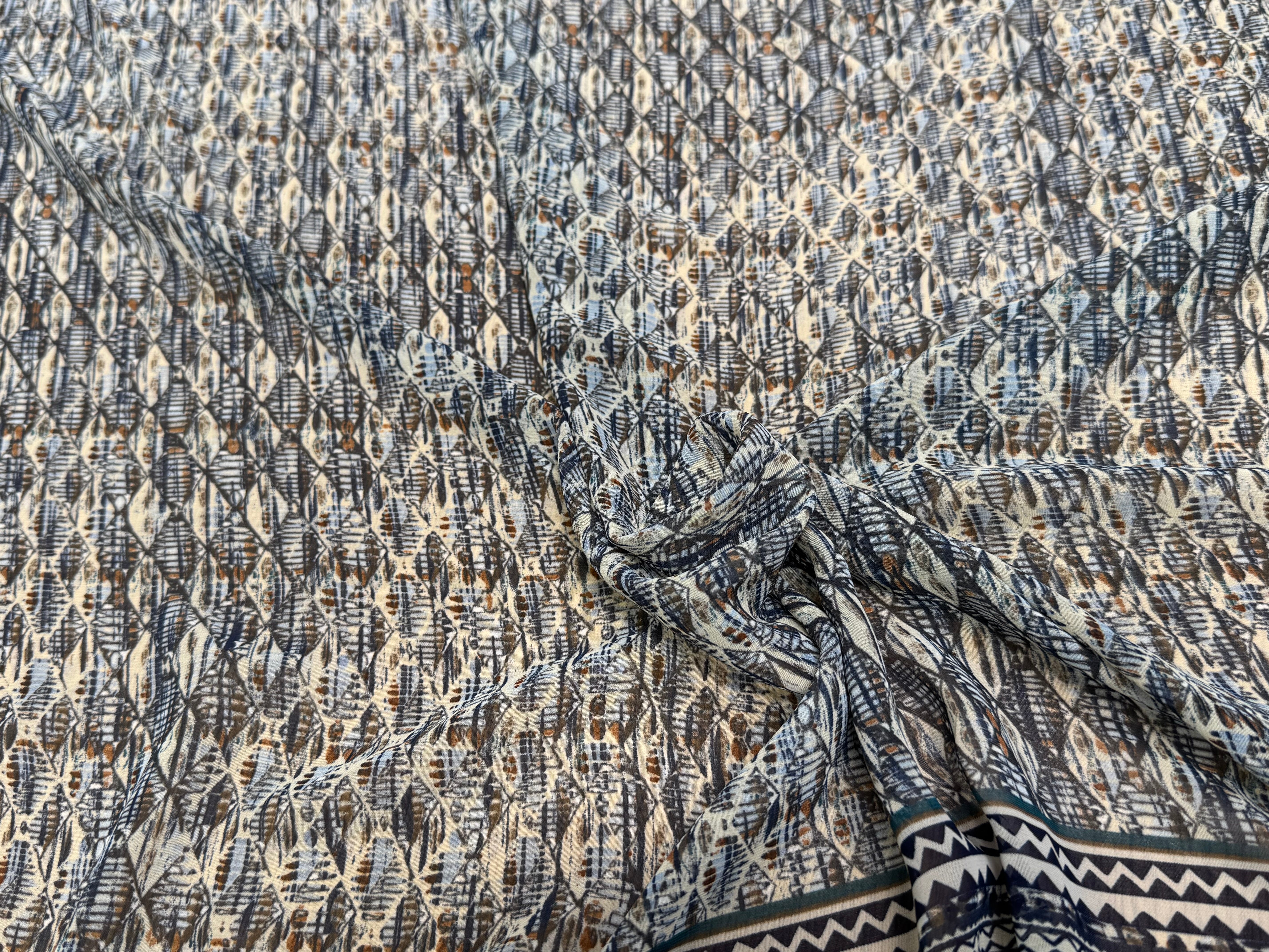 CHIFFON IMPRIMÉ MOTIFS GÉOMETRIQUES CIEL MARINE - My Little Coupon