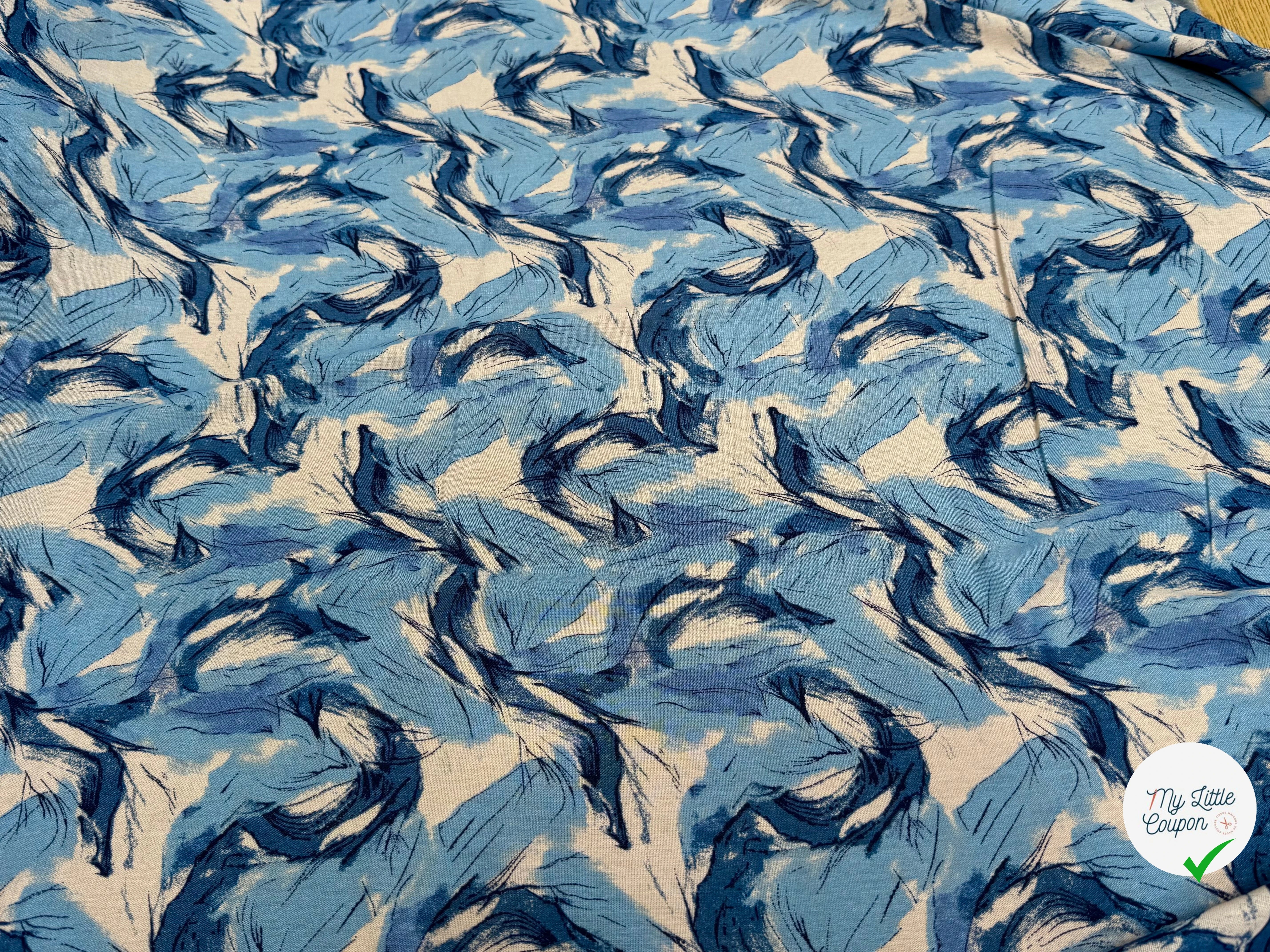 VISCOSE FLUIDE FOND BLANC IMPRIMÉE TOURBILLON BLEU ET CIEL - My Little Coupon