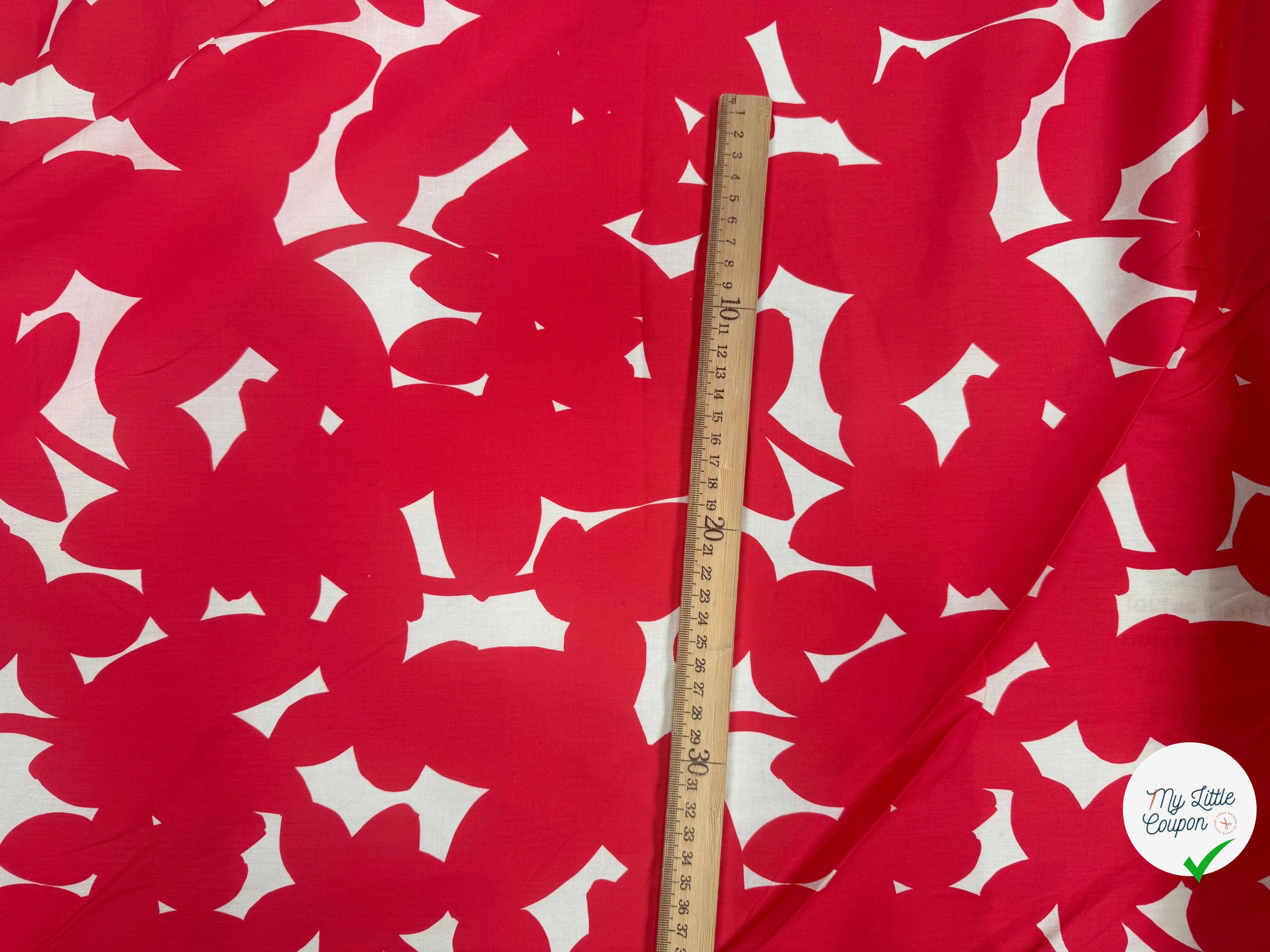 Détail du motif graphique ombres rouge sur coton