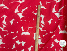 Détail du motif graphique ombres rouge sur coton