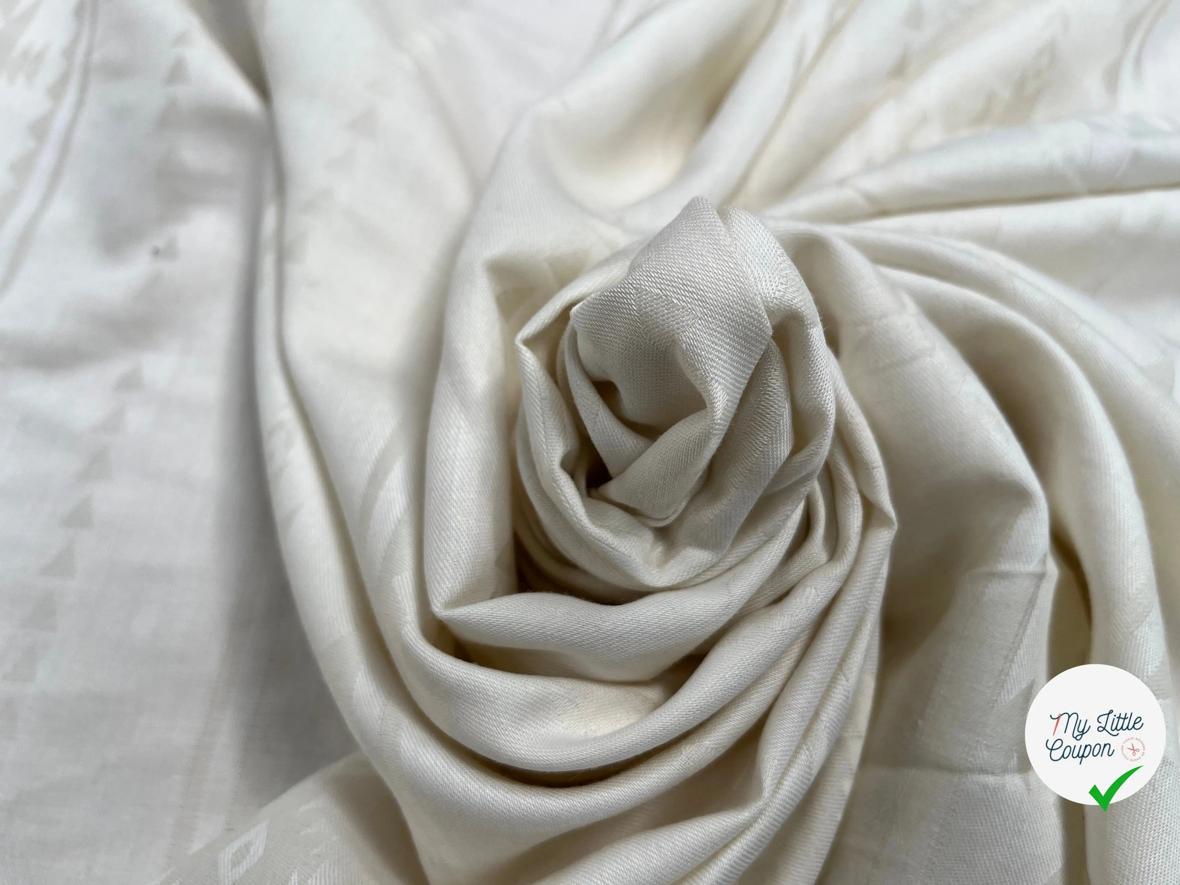 COTON SOYEUX SERGÉE MOTIF TON SUR TON GÉOMETRIQUE BEIGE - My Little Coupon