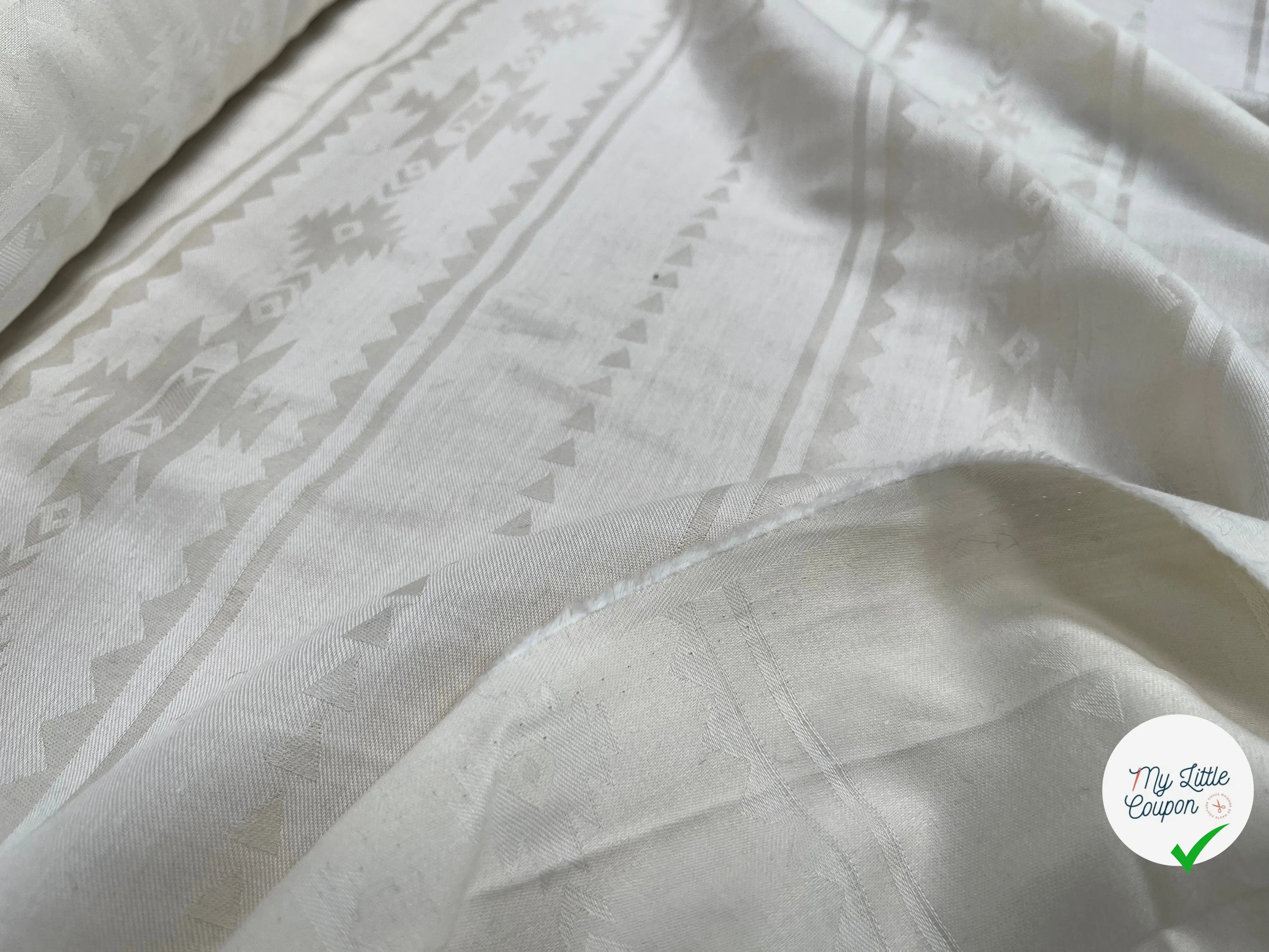 COTON SOYEUX SERGÉE MOTIF TON SUR TON GÉOMETRIQUE BEIGE - My Little Coupon