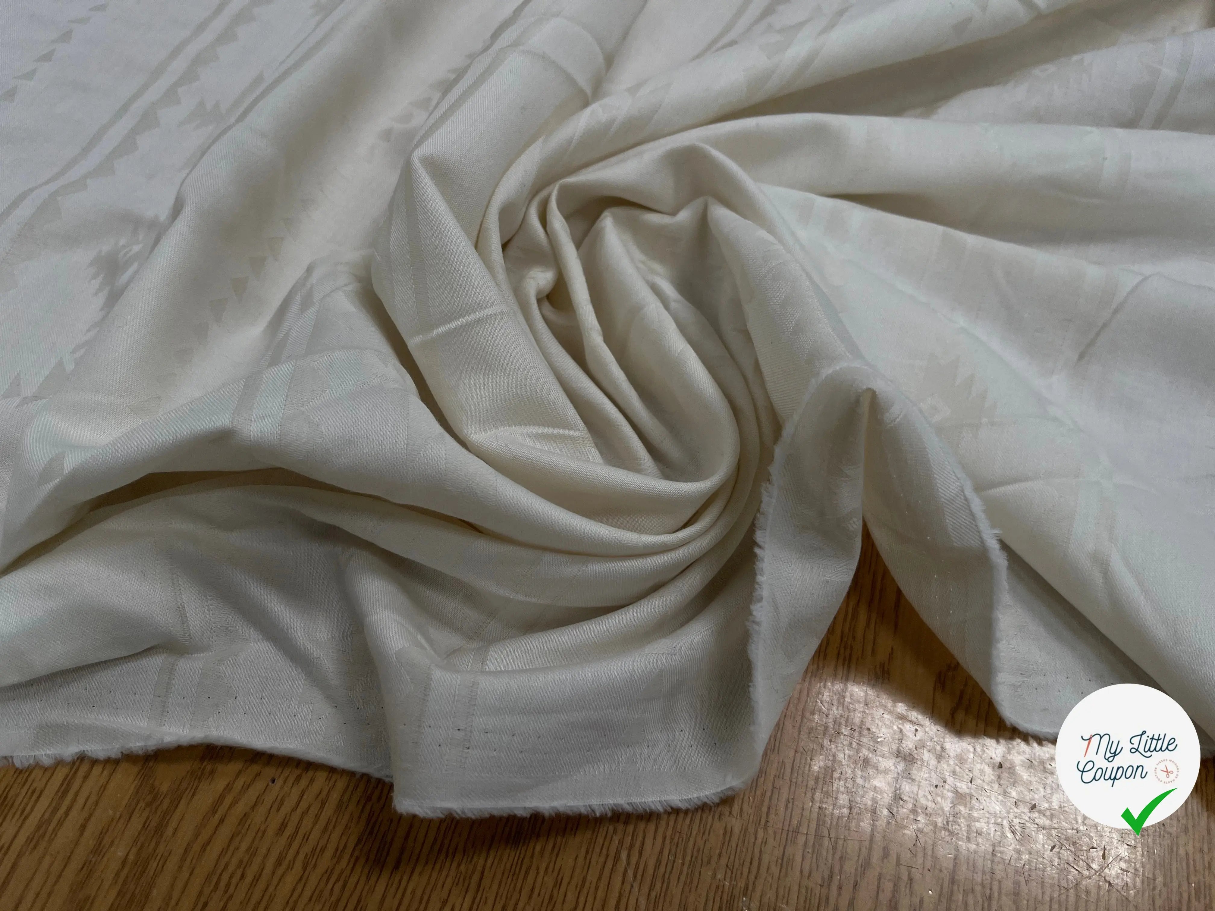 COTON SOYEUX SERGÉE MOTIF TON SUR TON GÉOMETRIQUE BEIGE - My Little Coupon