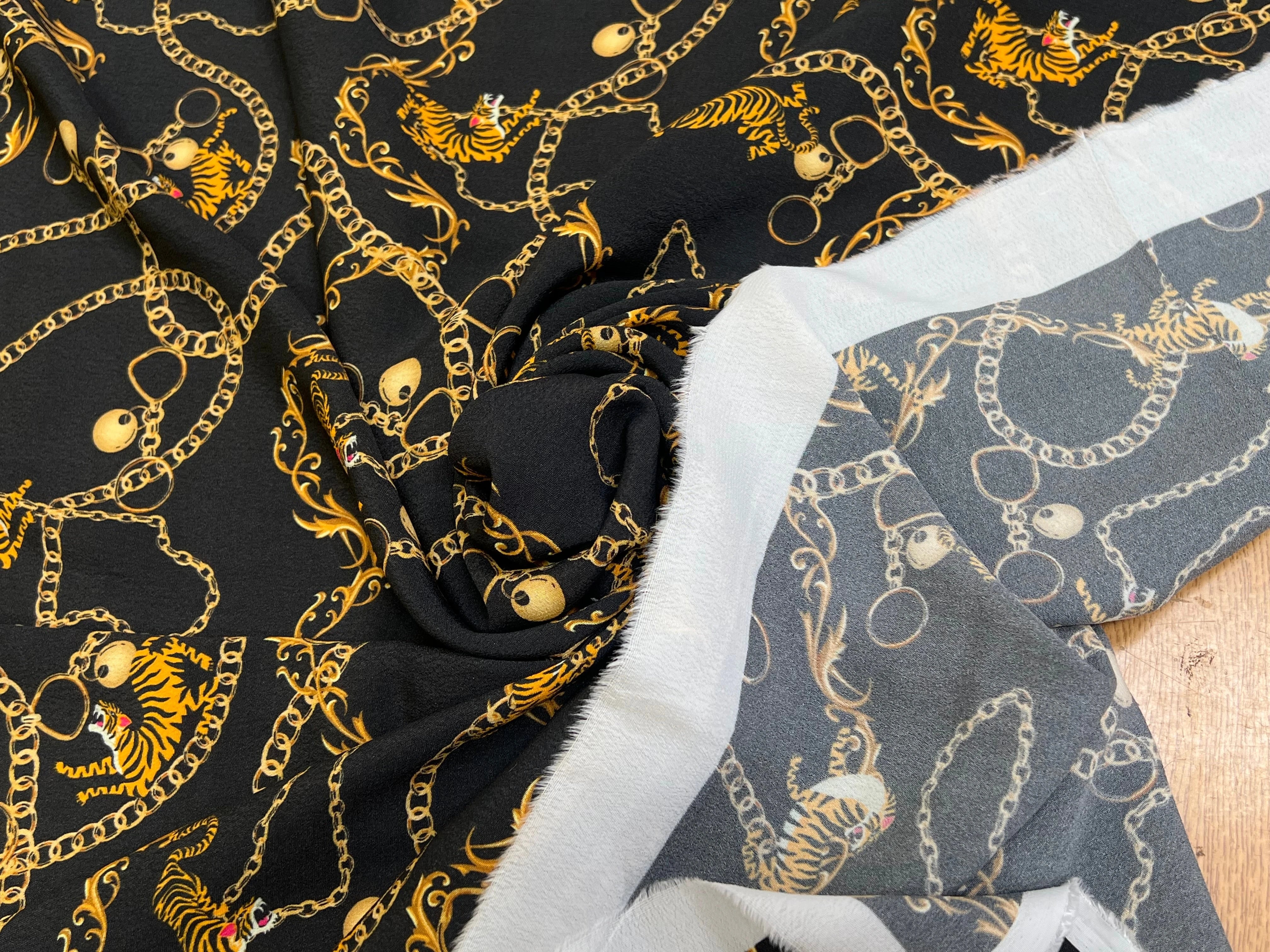CREPE 100% VISCOSE MAROCAINE FOND NOIR IMPRIMÉ TIGER & CHAINS - My Little Coupon