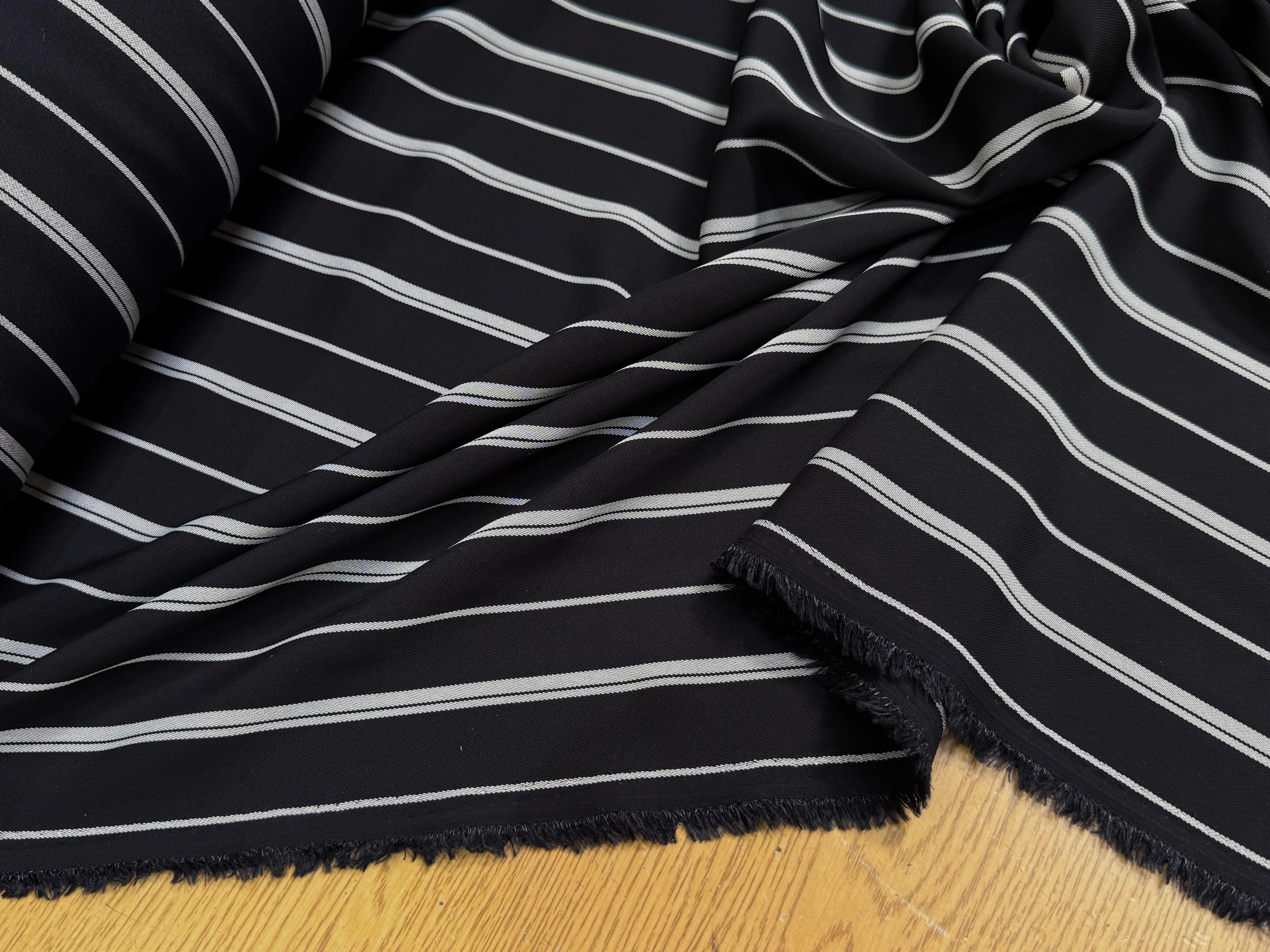 CREPE ASPECT PIQUÉ FLUIDE RAYURES BLANCHES FOND NAVY PRESQUE NOIR - My Little Coupon