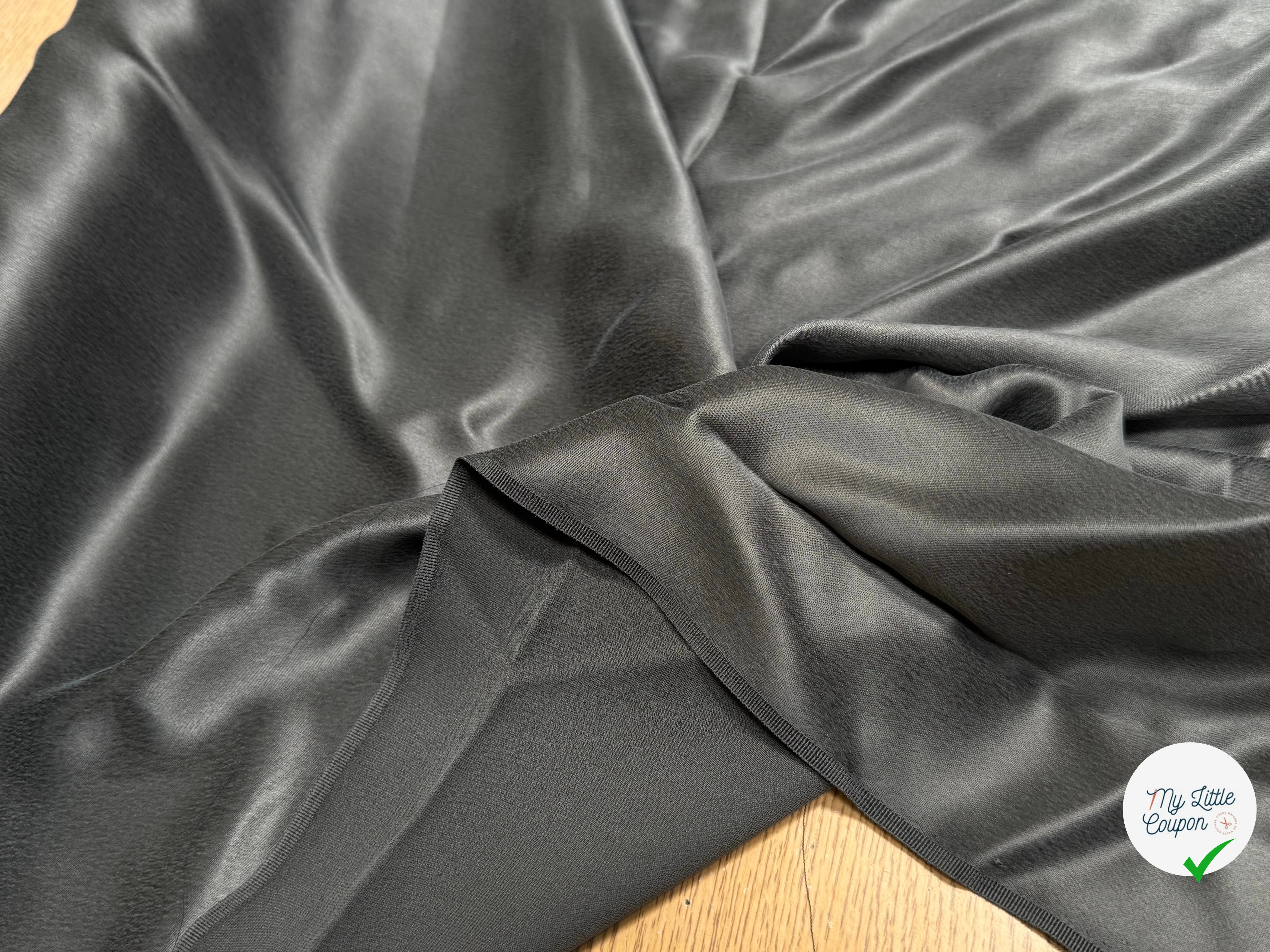 CREPE DE SOIE ENEVRS SATIN VELOUTÉ GRIS FONCÉ LÉGÈREMENT STRETCH - My Little Coupon