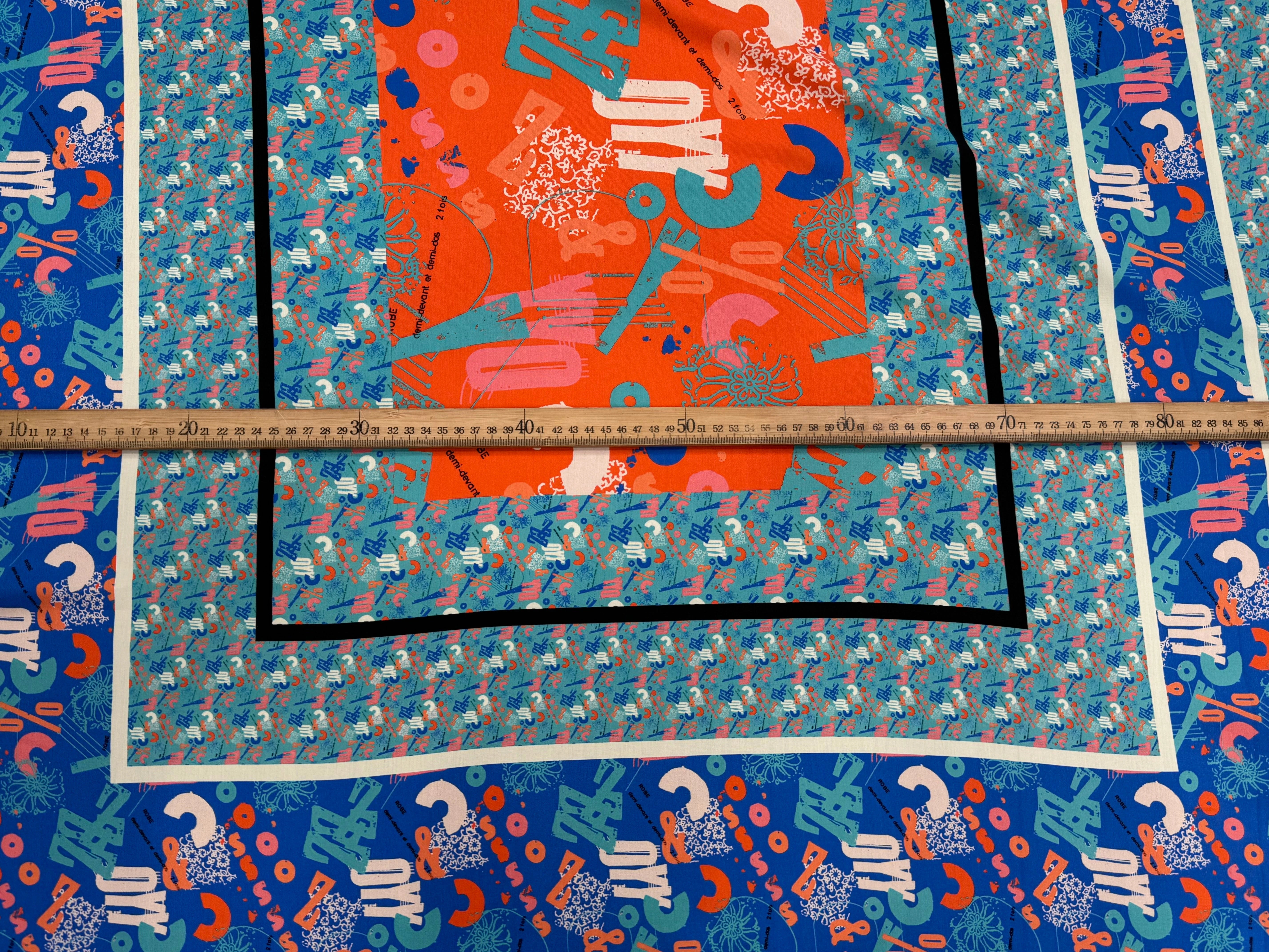 CRÊPE DE VISCOSE FLUIDE IMPRIMÉ TYPOGRAPHIQUE BLEU ET ORANGE FANTASY TYPO ORANGE - My Little Coupon