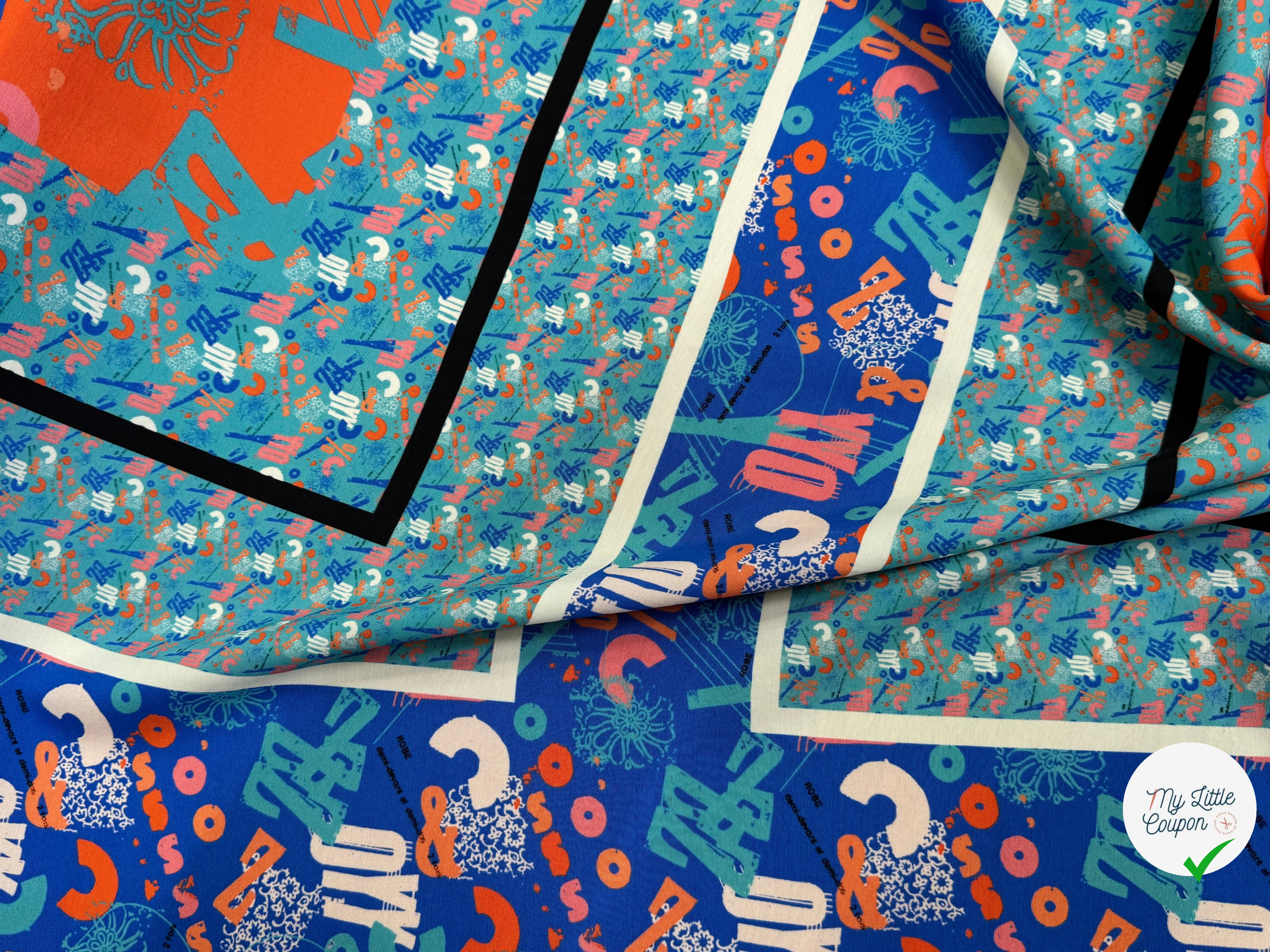 CRÊPE DE VISCOSE FLUIDE IMPRIMÉ TYPOGRAPHIQUE BLEU ET ORANGE FANTASY TYPO ORANGE - My Little Coupon