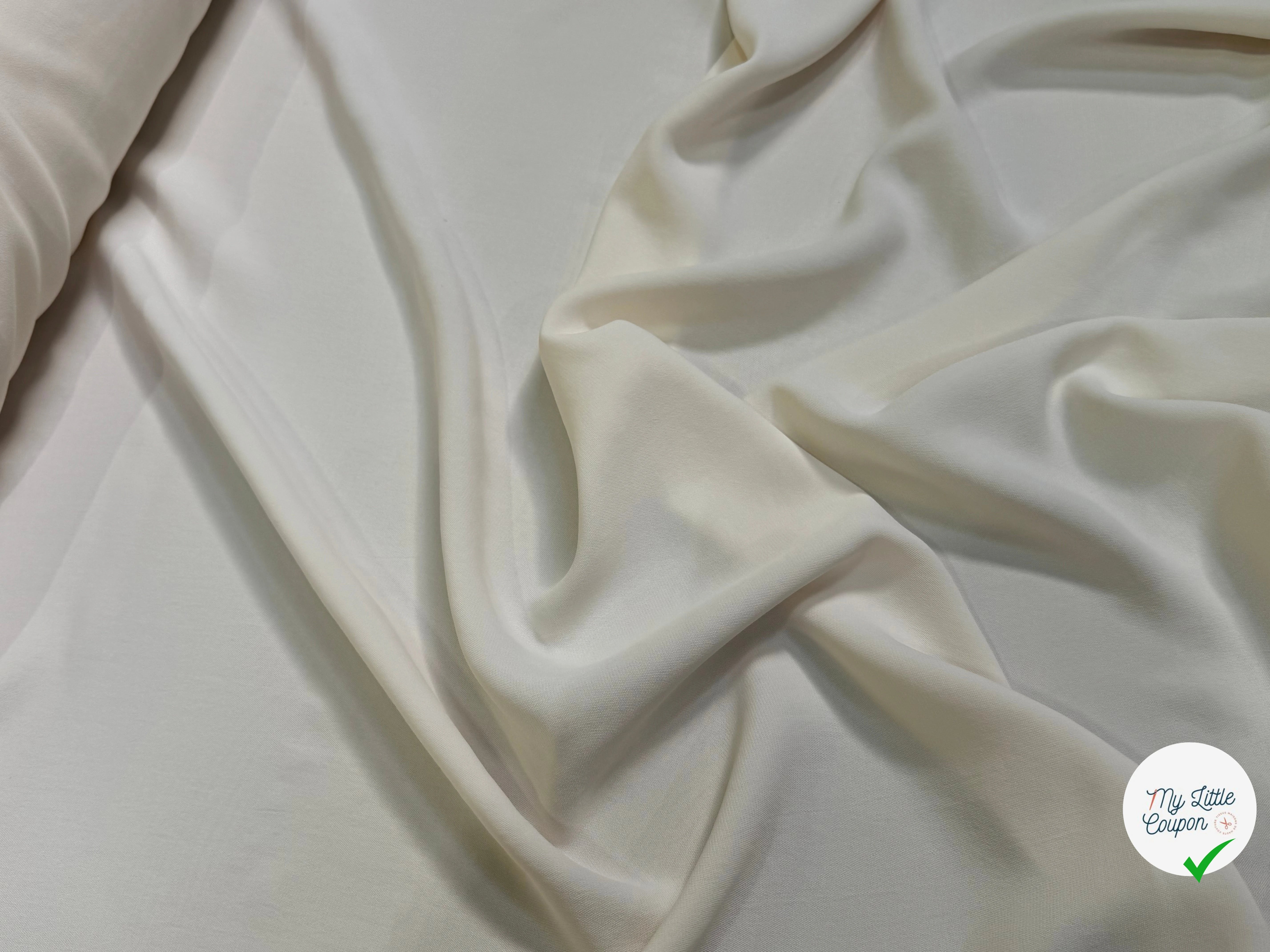 Tissu crêpe peau de pêche écru - tombé du tissu