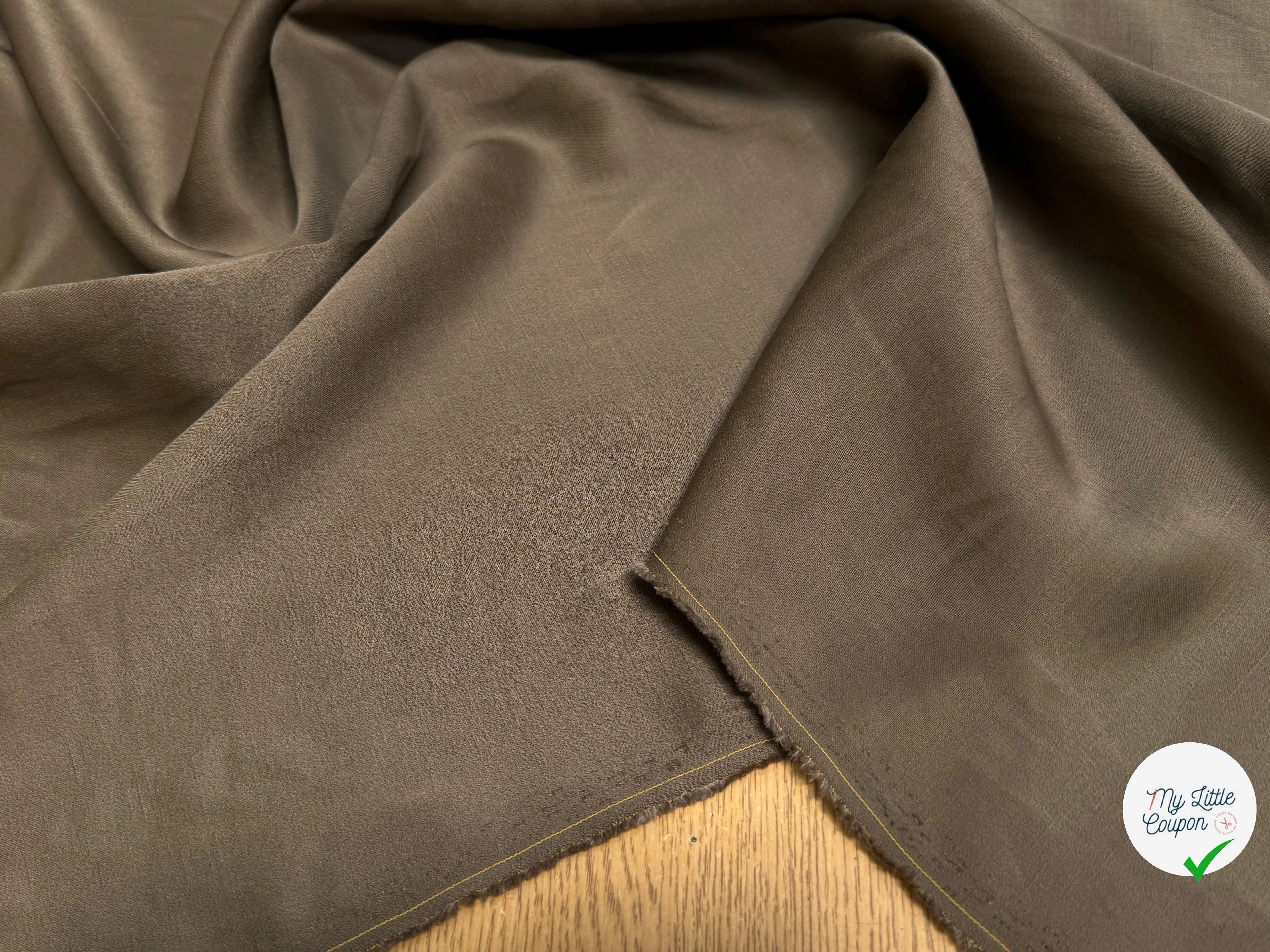 CREPE ENVERS SATIN TEXTURÉ SHANTUNG 100% VISCOSE MARRON CHOCO BEAU TOMBÉ - My Little Coupon