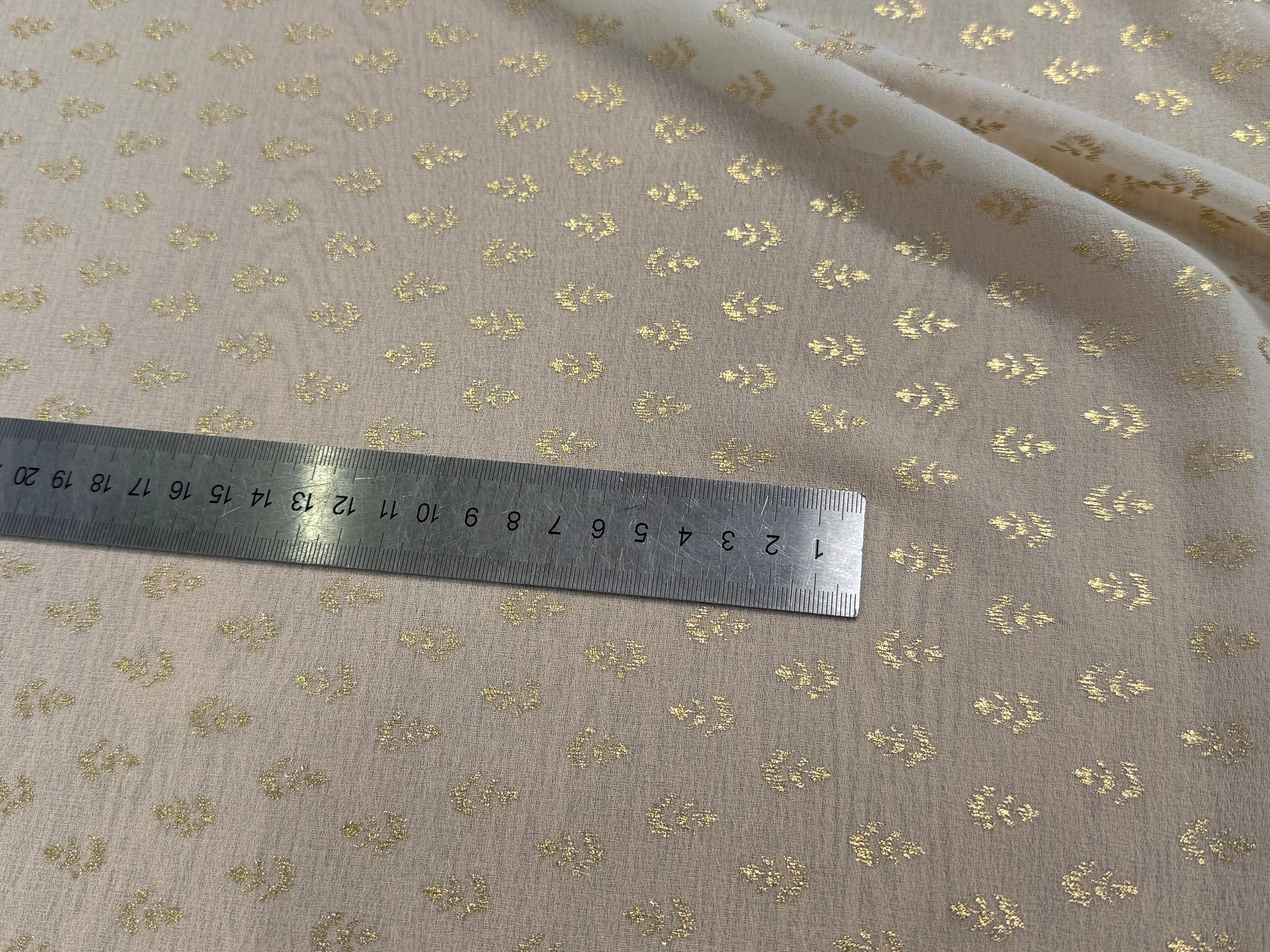 CREPE FLUIDE ÉCRU MOTIF FEUILLAGES OR - My Little Coupon