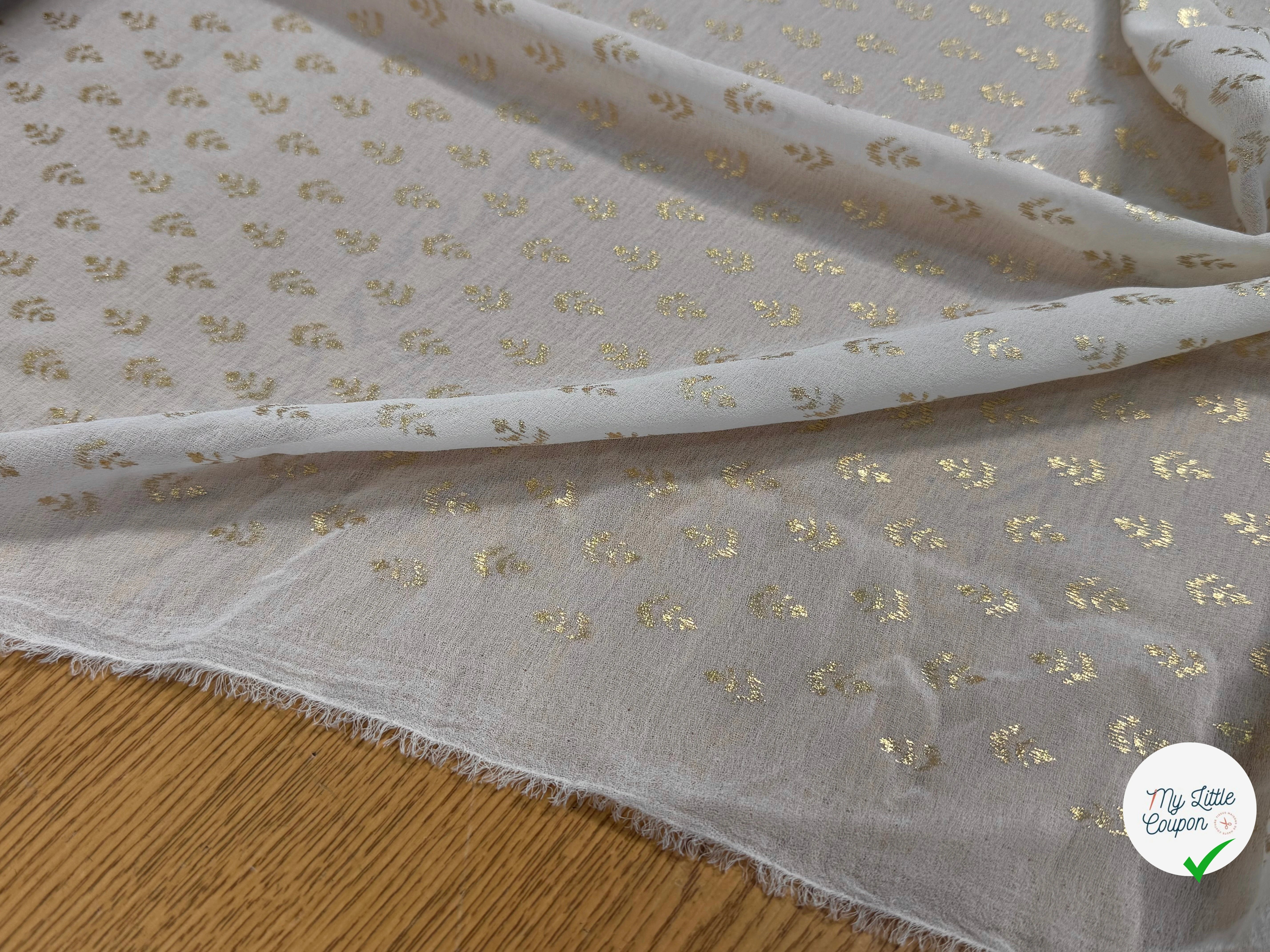 CREPE FLUIDE ÉCRU MOTIF FEUILLAGES OR - My Little Coupon