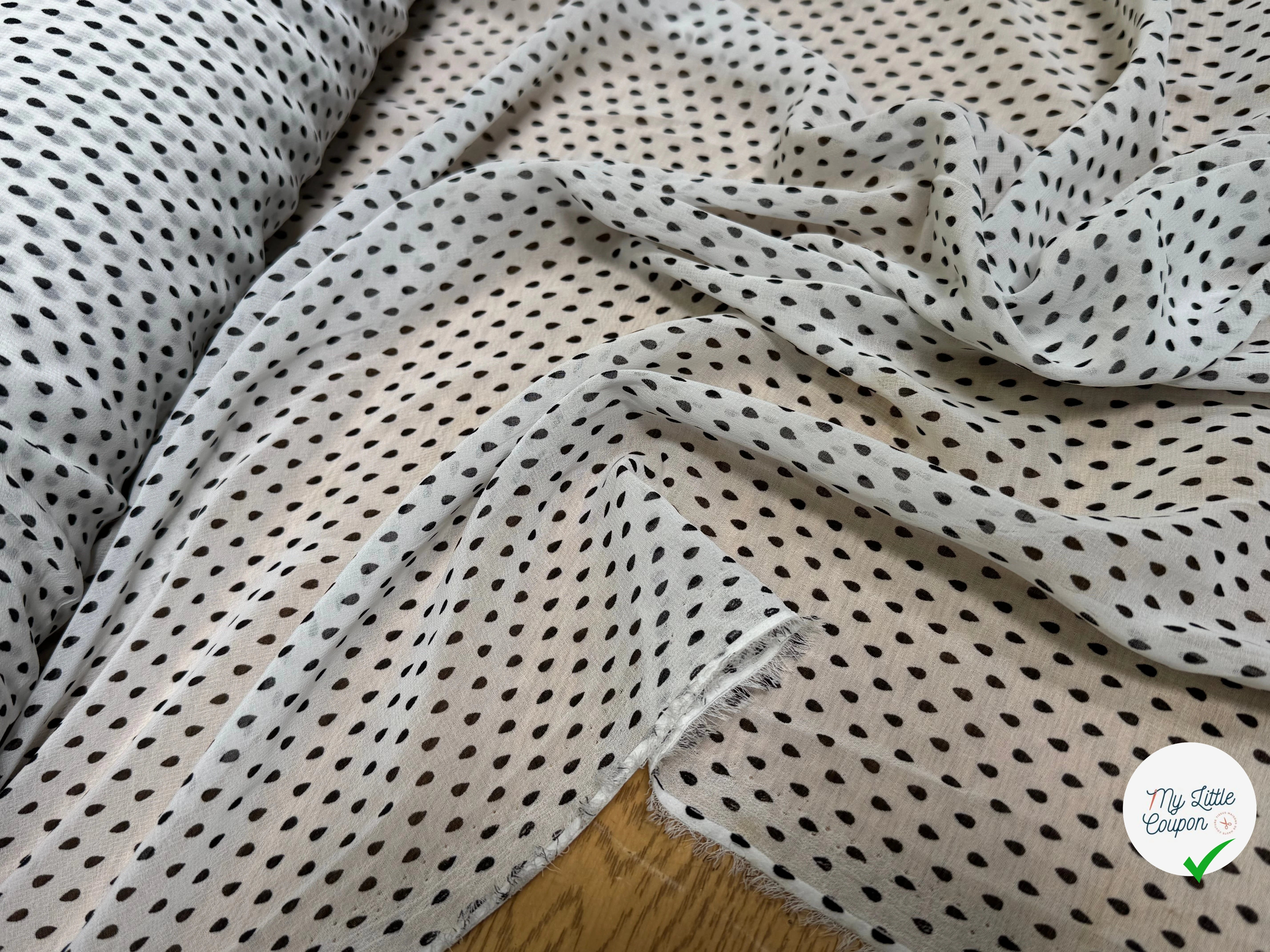 CREPE FLUIDE FOND BLANC CASSÉ POIS NOIRS - My Little Coupon
