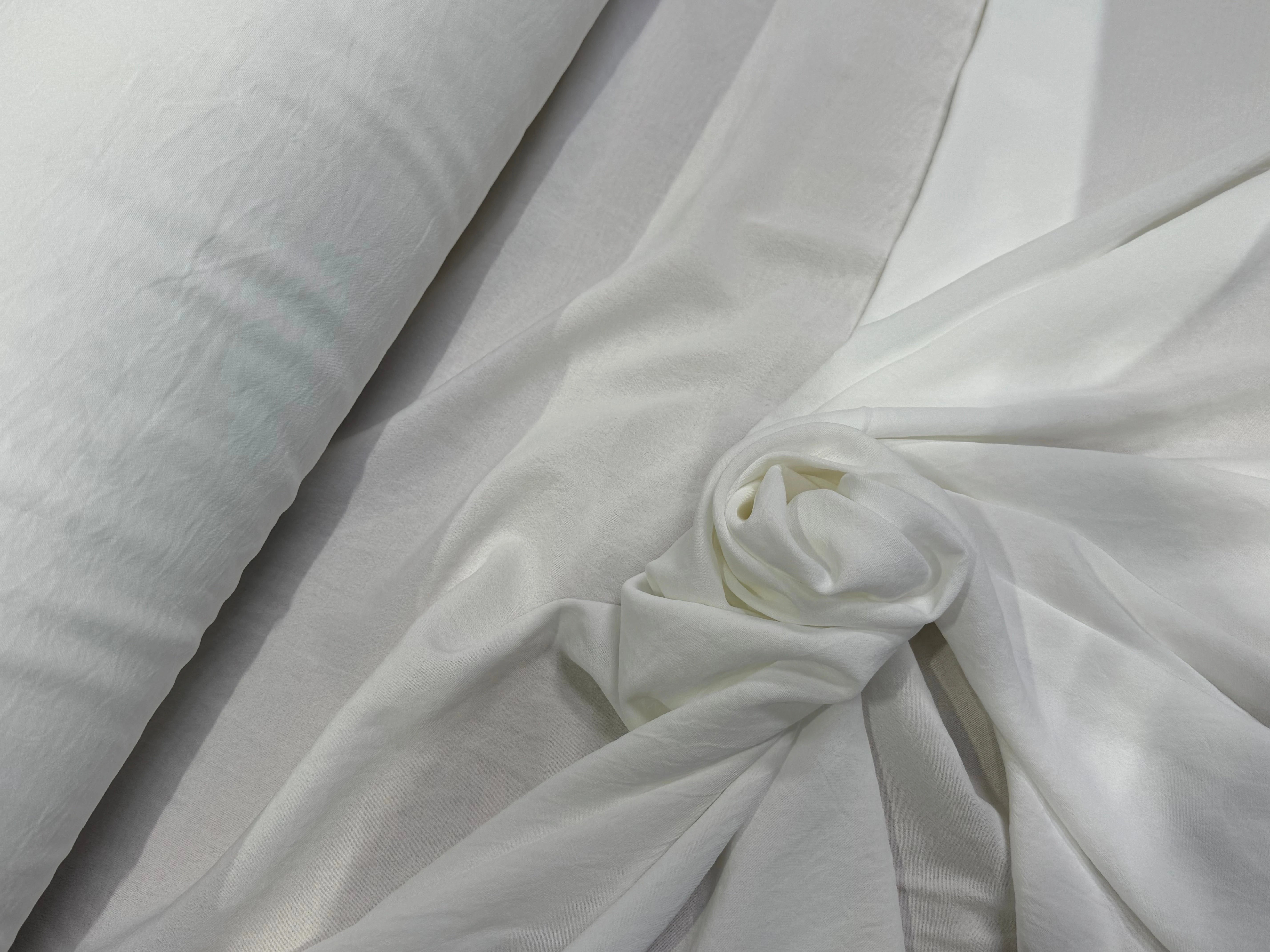 Tissu crêpe fluide texturé blanc cassé - détail du tissu