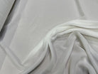 Tissu crêpe fluide texturé blanc cassé - texture en gros plan