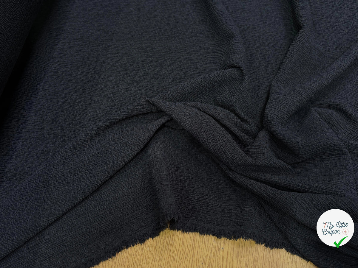 Tissu crêpe gaufré noir légèrement stretch au tombé plombant, effet double gaze