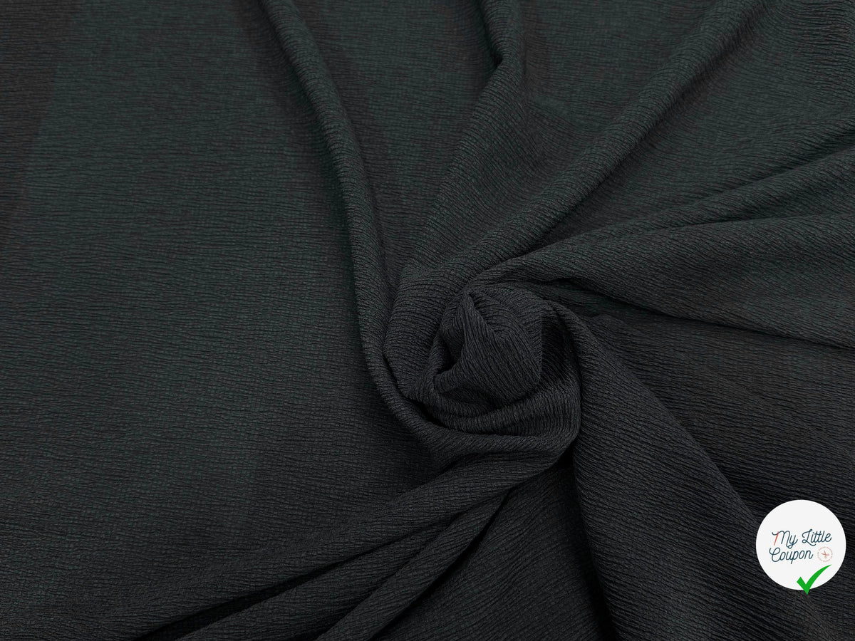 Tissu crêpe gaufré noir légèrement stretch au tombé plombant, effet double gaze