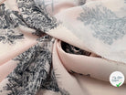 CRÊPE IMPRIMÉ TOILE DE JOUY NOIR FOND ROSE - My Little Coupon - tissu - coudre