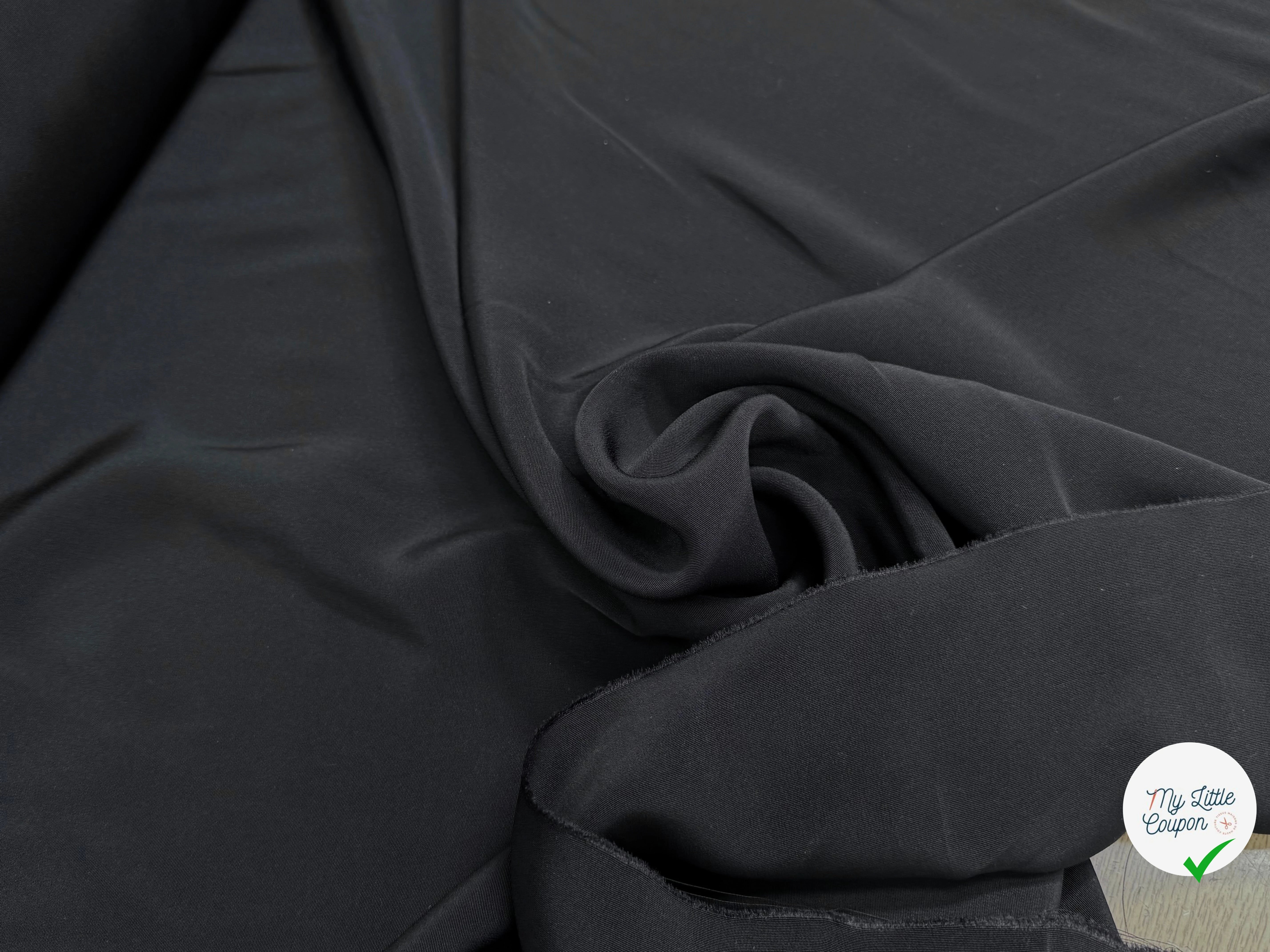 CREPE LÉGÈREMENT SATINÉ ACETATE VISCOSE NOIR BEAU TOMBÉ - My Little Coupon