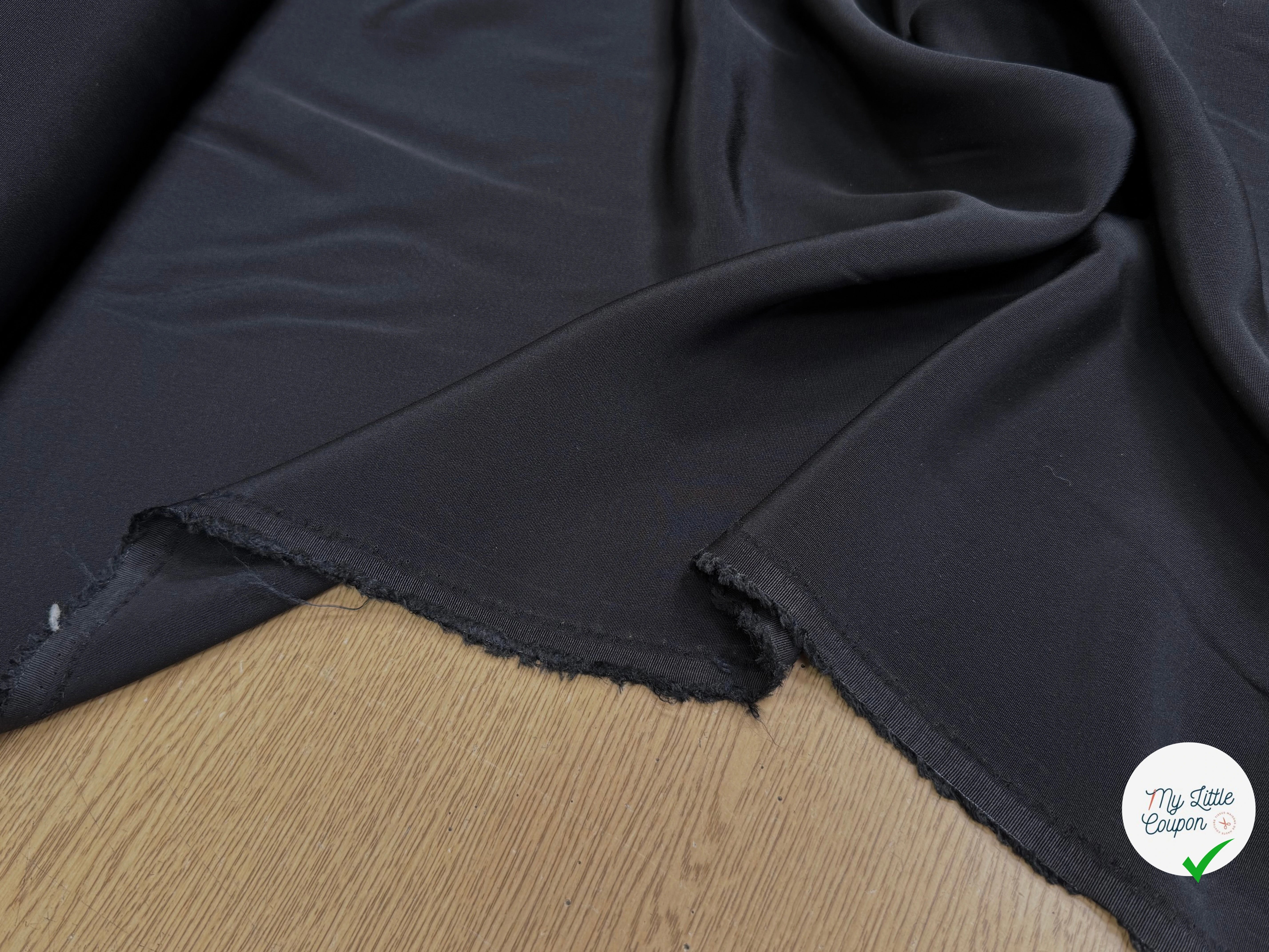 CREPE LÉGÈREMENT SATINÉ ACETATE VISCOSE NOIR BEAU TOMBÉ - My Little Coupon
