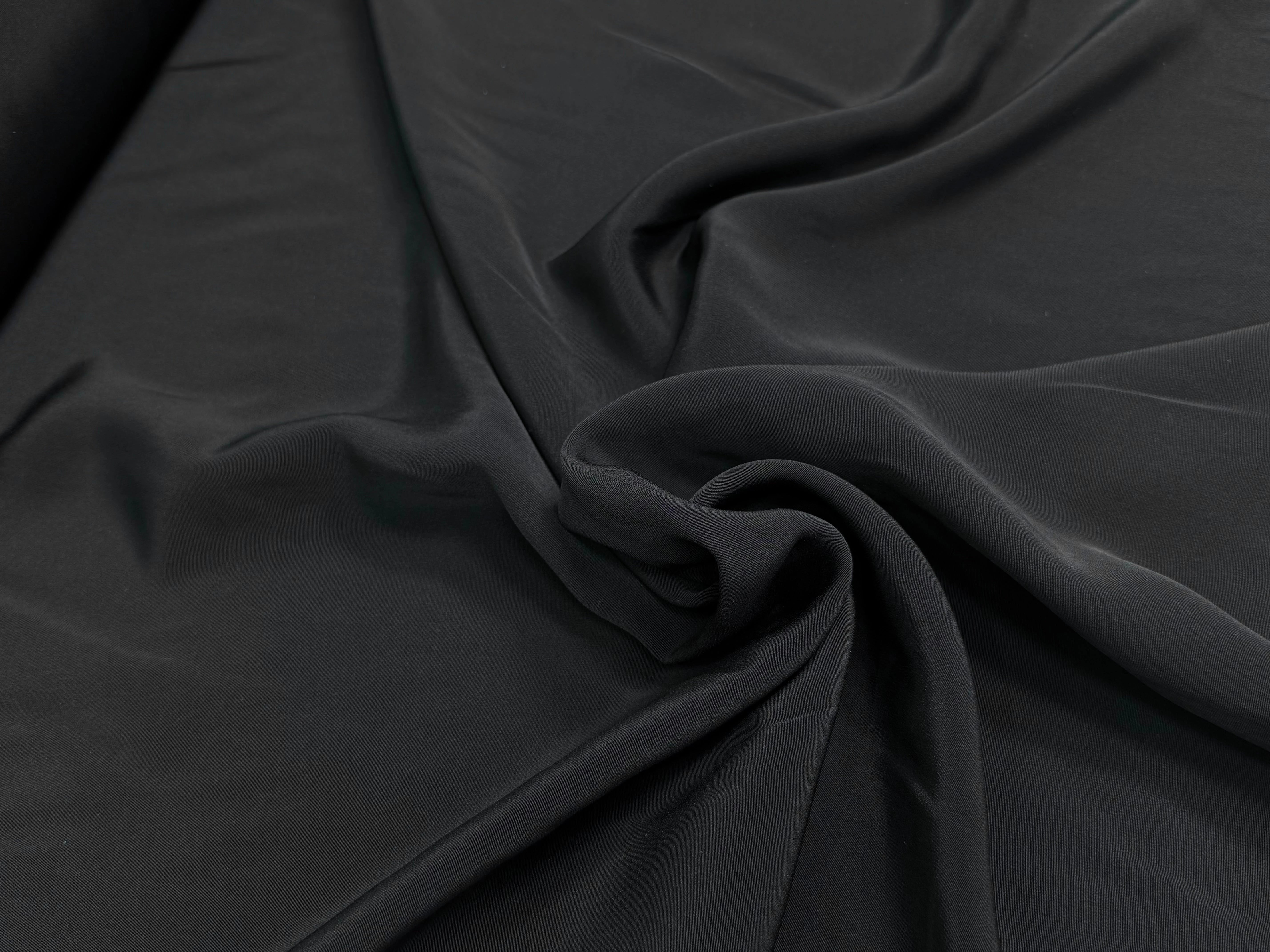 CREPE LÉGÈREMENT SATINÉ ACETATE VISCOSE NOIR BEAU TOMBÉ - My Little Coupon