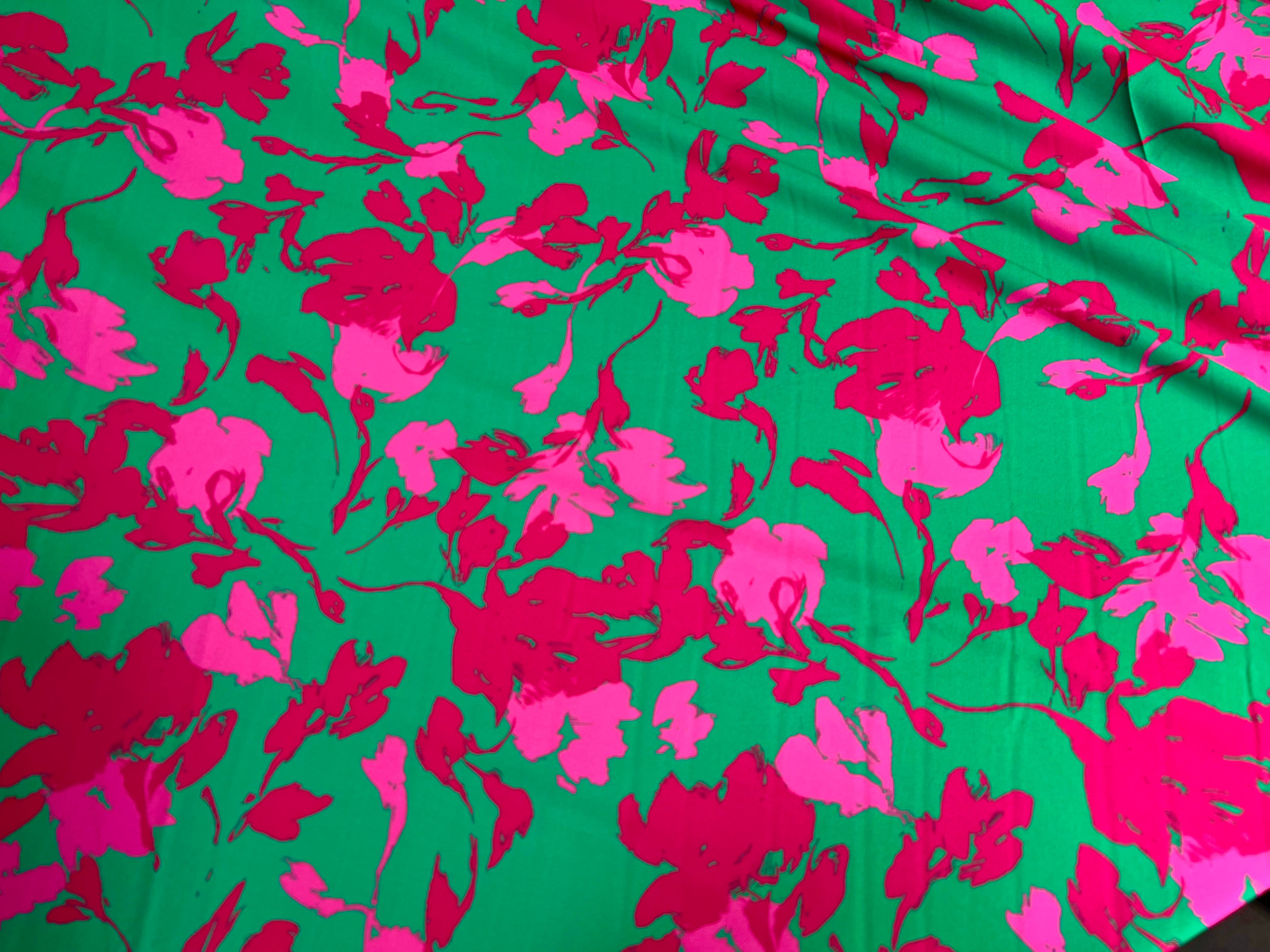 CRÊPE LÉGÈREMENT SATINÉ FLEURS ABSTRAITES FOND VERT - My Little Coupon