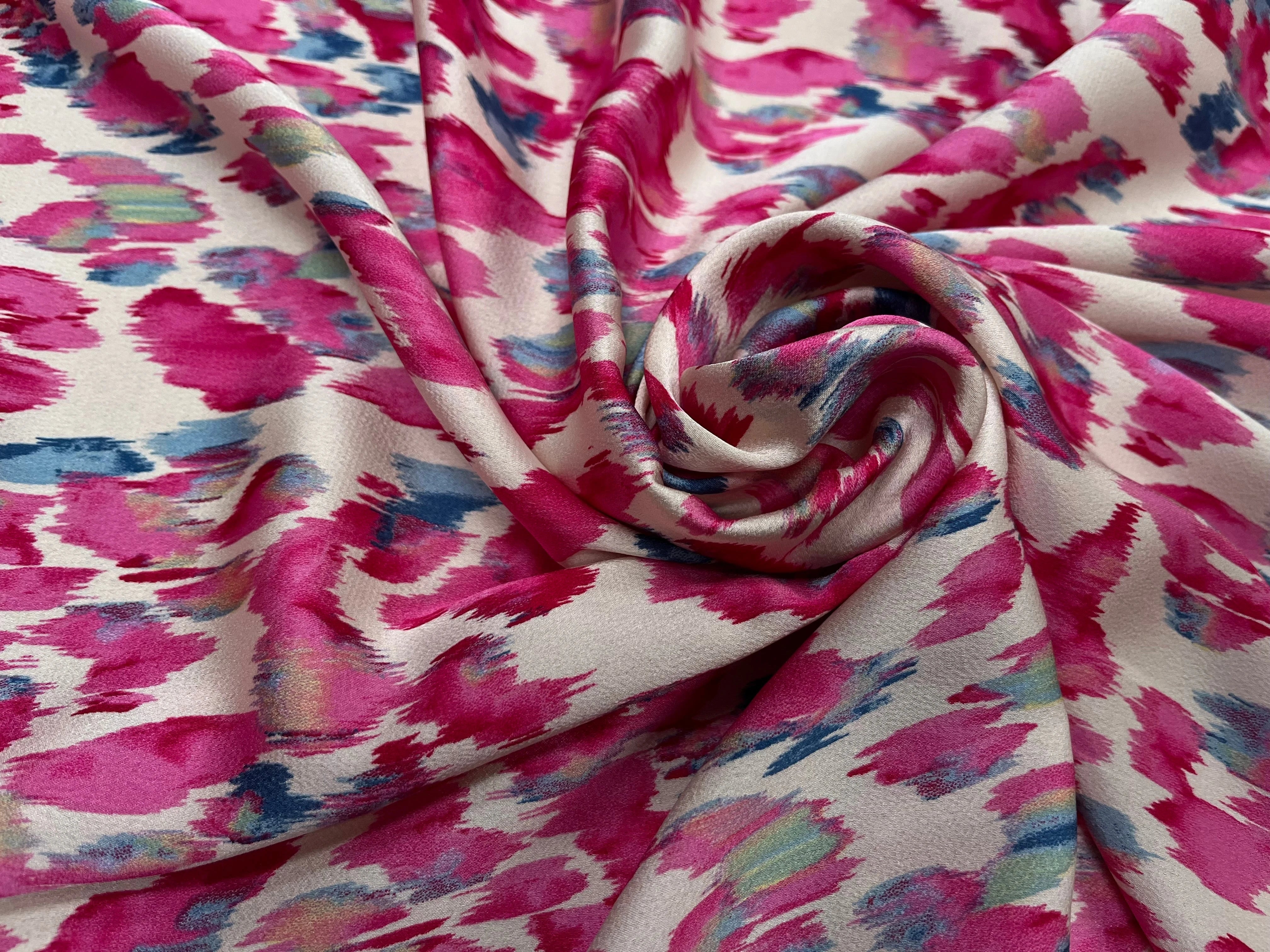 CREPE LÉGÈREMENT SATINÉ FLUIDE IMPRIMÉ ÉFFET NUAGE MULTICOLORES FOND ÉCRU - My Little Coupon