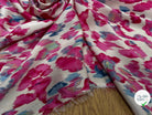 CREPE LÉGÈREMENT SATINÉ FLUIDE IMPRIMÉ ÉFFET NUAGE MULTICOLORES FOND ÉCRU - My Little Coupon