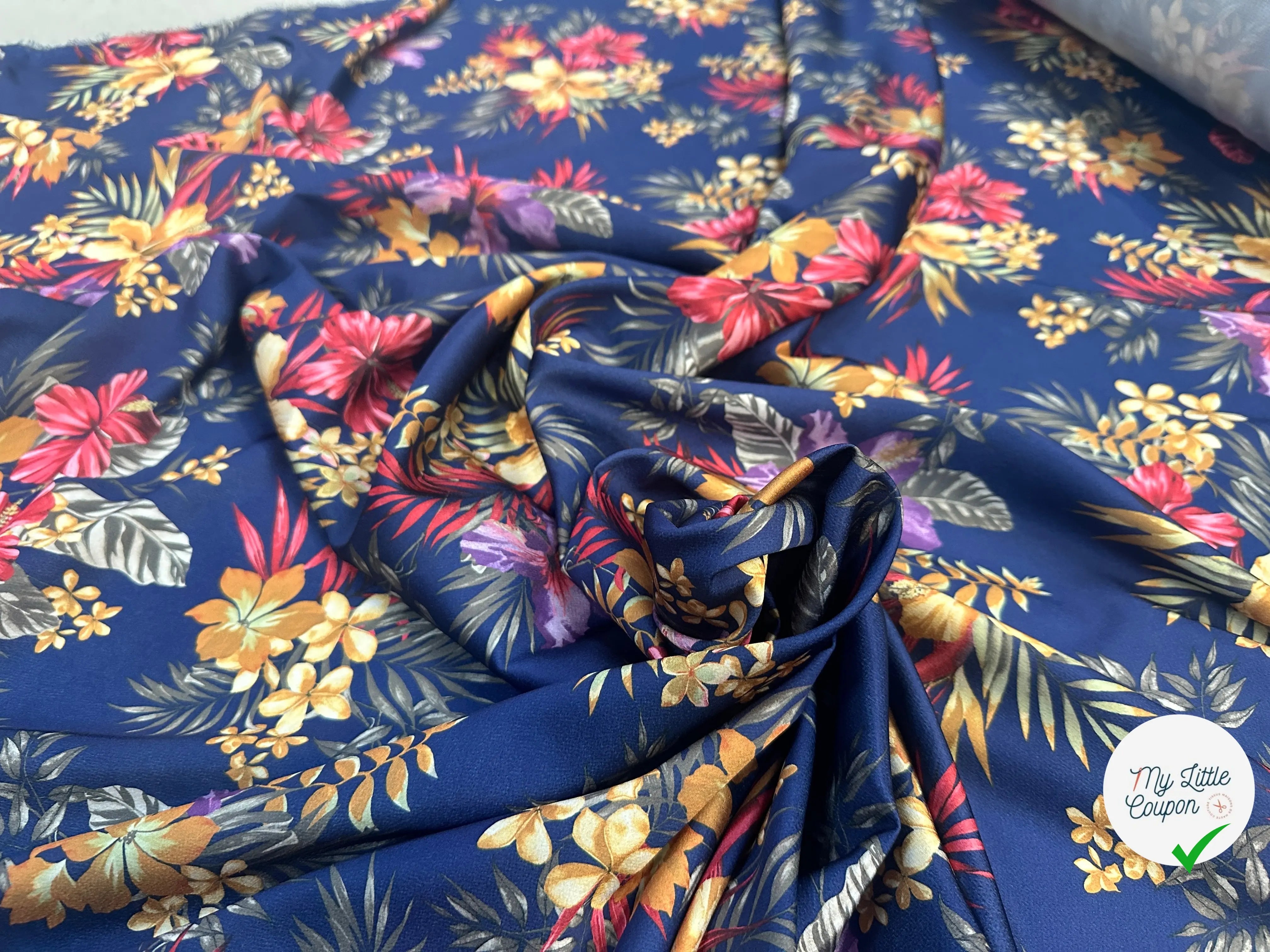 CRÊPE LÉGÈREMENT SATINÉ HIBISCUS SUR BLEU MLC INTERN
