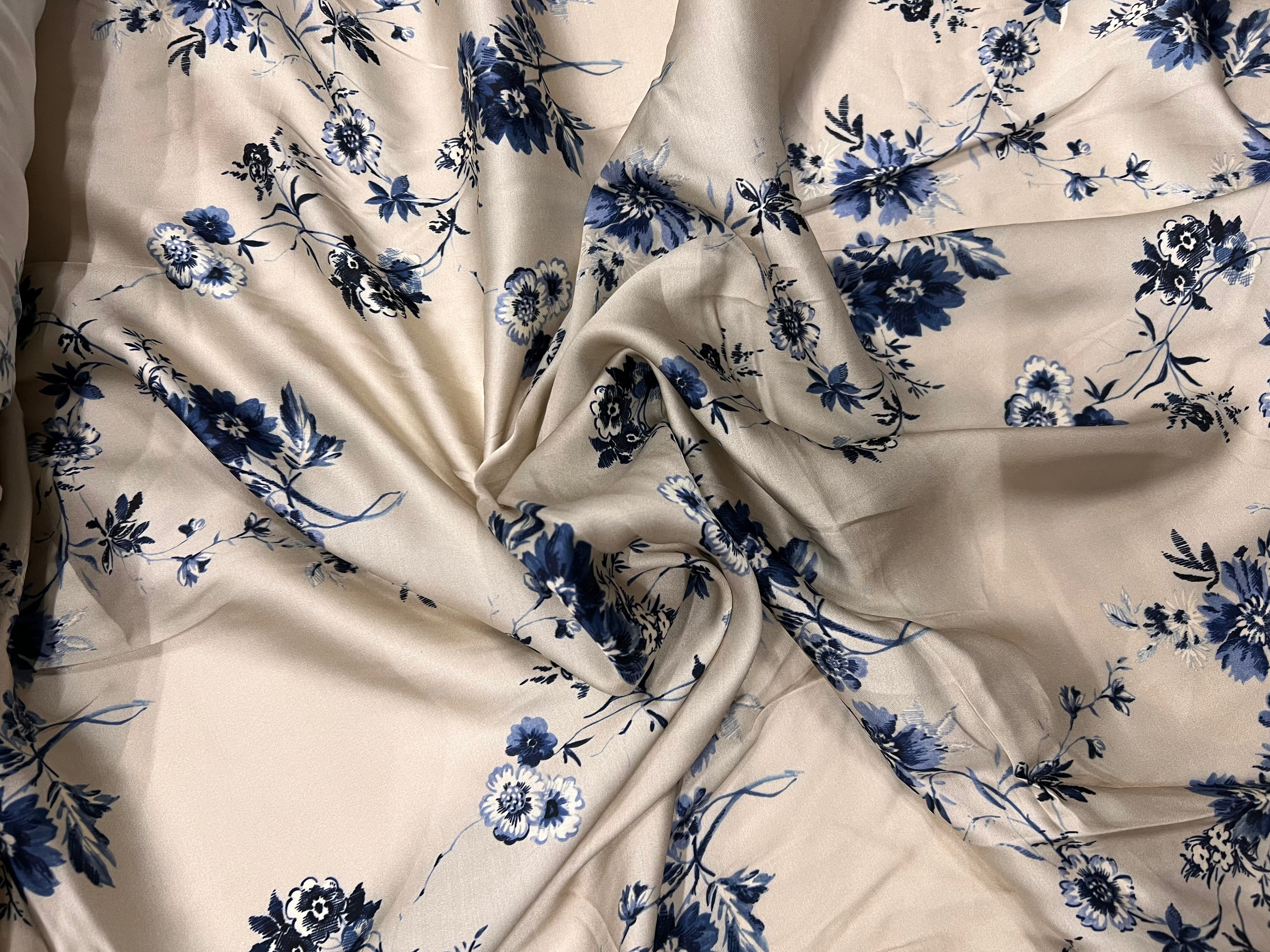 CRÊPE LÉGÈREMENT SATINÉ JOLIES FLEURS BLEUES SUR FOND BEIGE - My Little Coupon