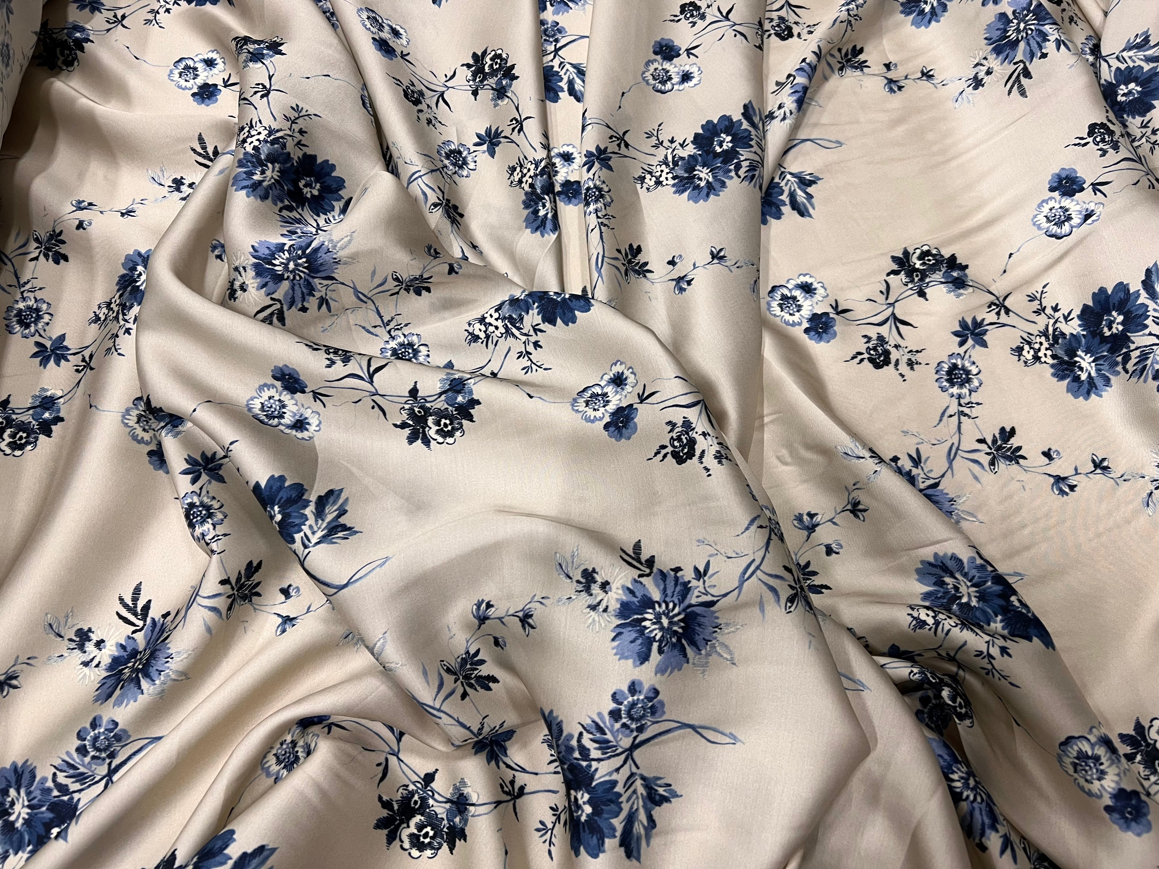 CRÊPE LÉGÈREMENT SATINÉ JOLIES FLEURS BLEUES SUR FOND BEIGE - My Little Coupon