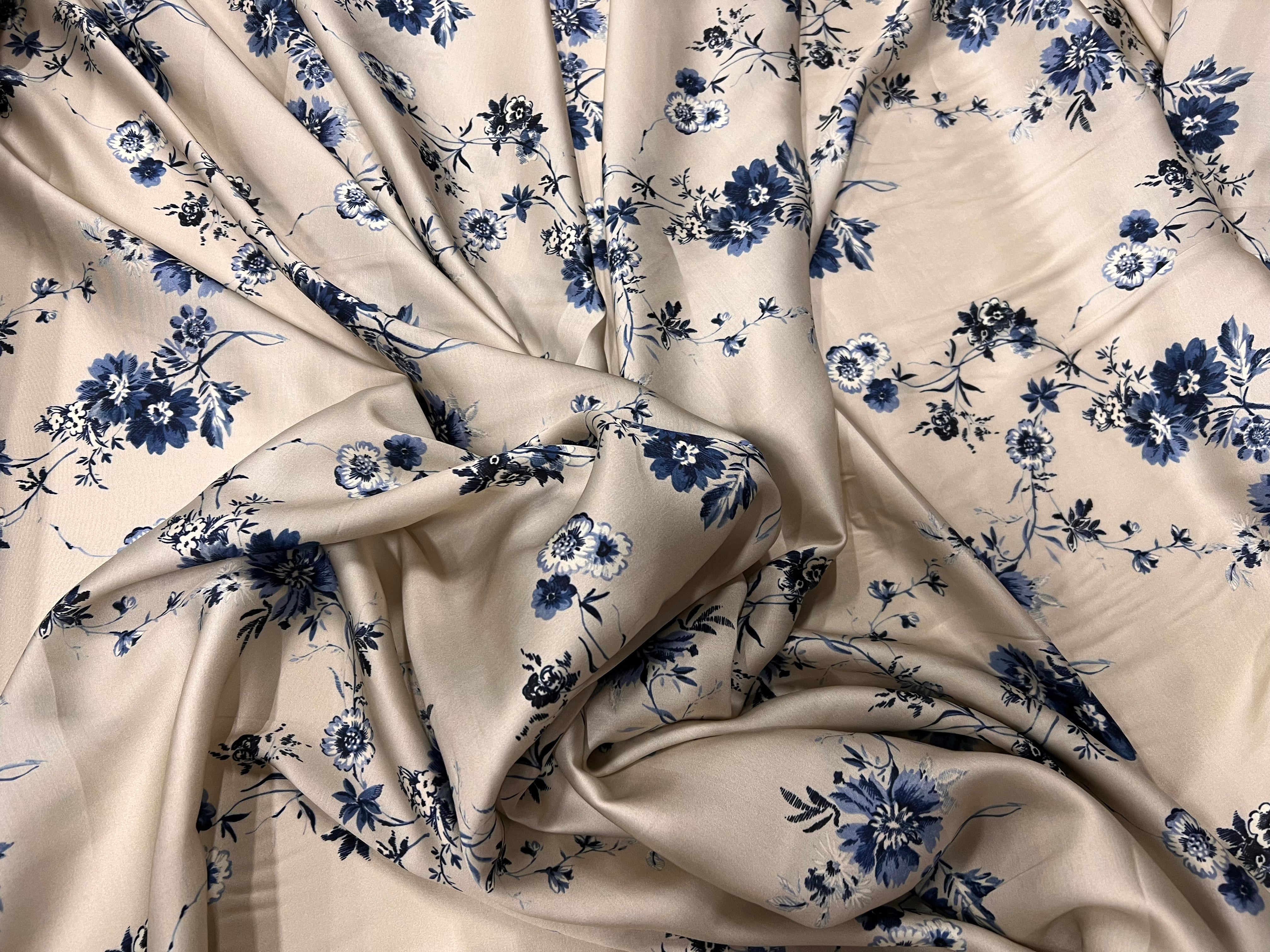 CRÊPE LÉGÈREMENT SATINÉ JOLIES FLEURS BLEUES SUR FOND BEIGE - My Little Coupon