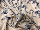 CRÊPE LÉGÈREMENT SATINÉ JOLIES FLEURS BLEUES SUR FOND BEIGE - My Little Coupon